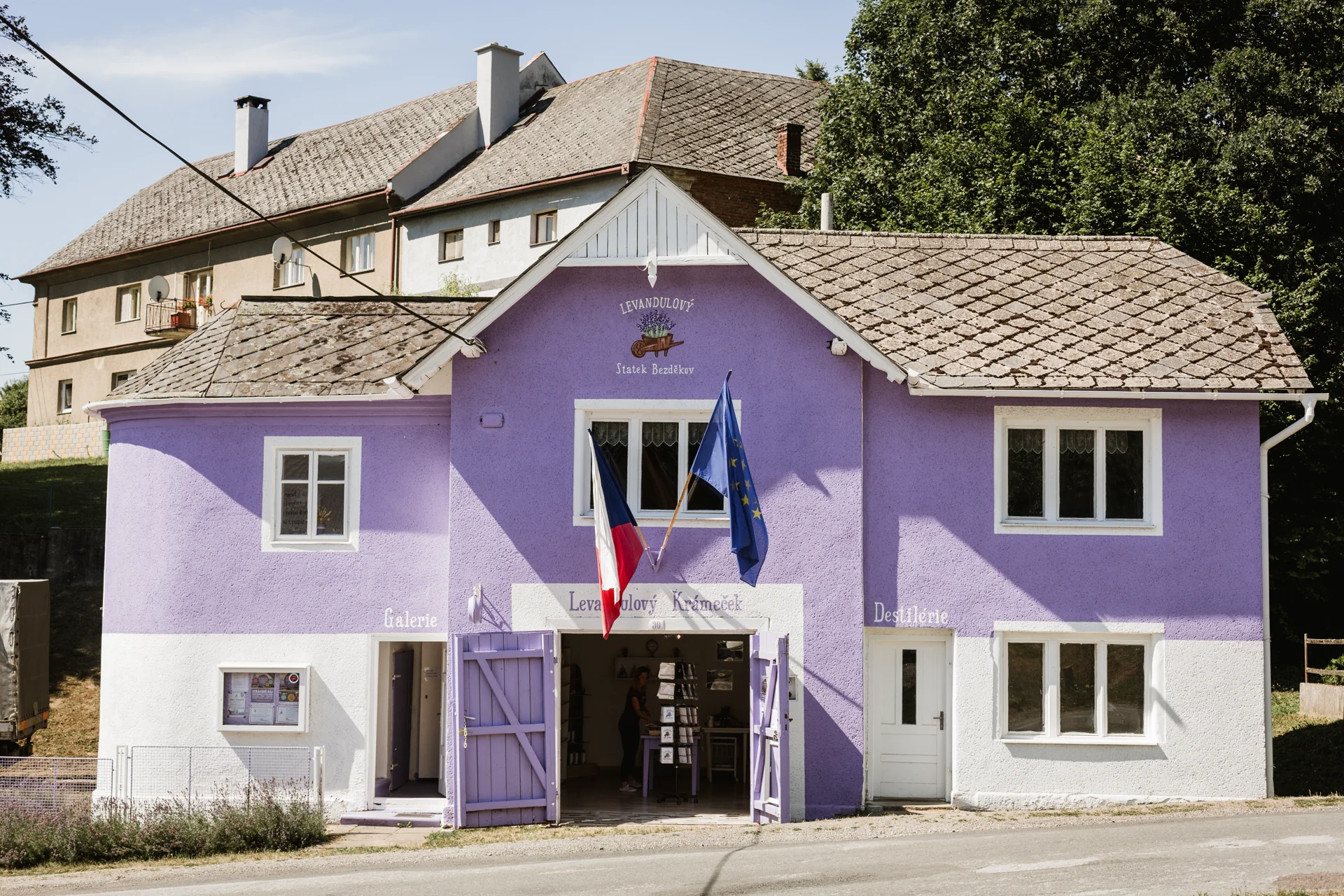 Fialová budova Levandulového statku Bezděkov s francouzskou vlajkou