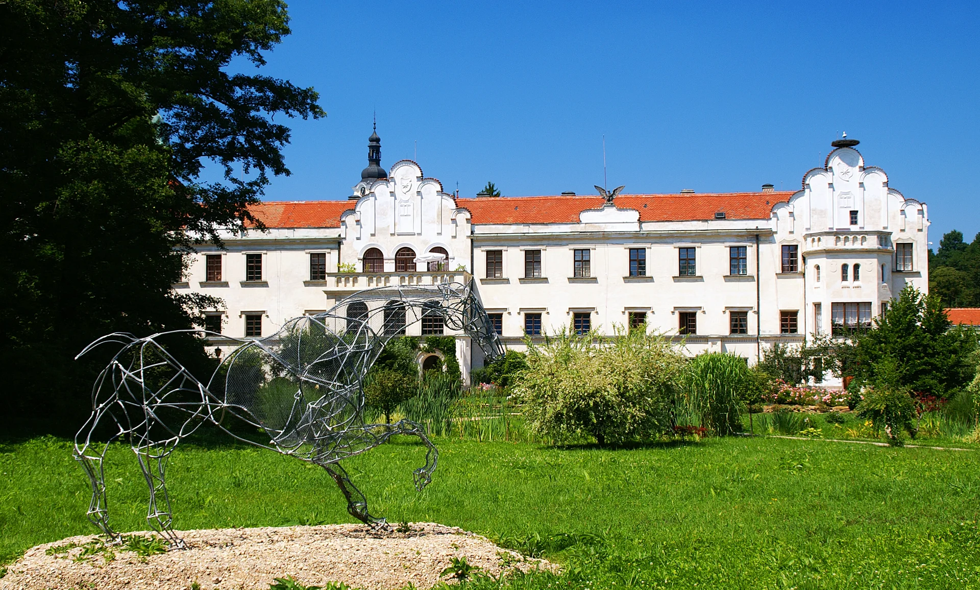 Zámek Častolovice od zámecké zahrady