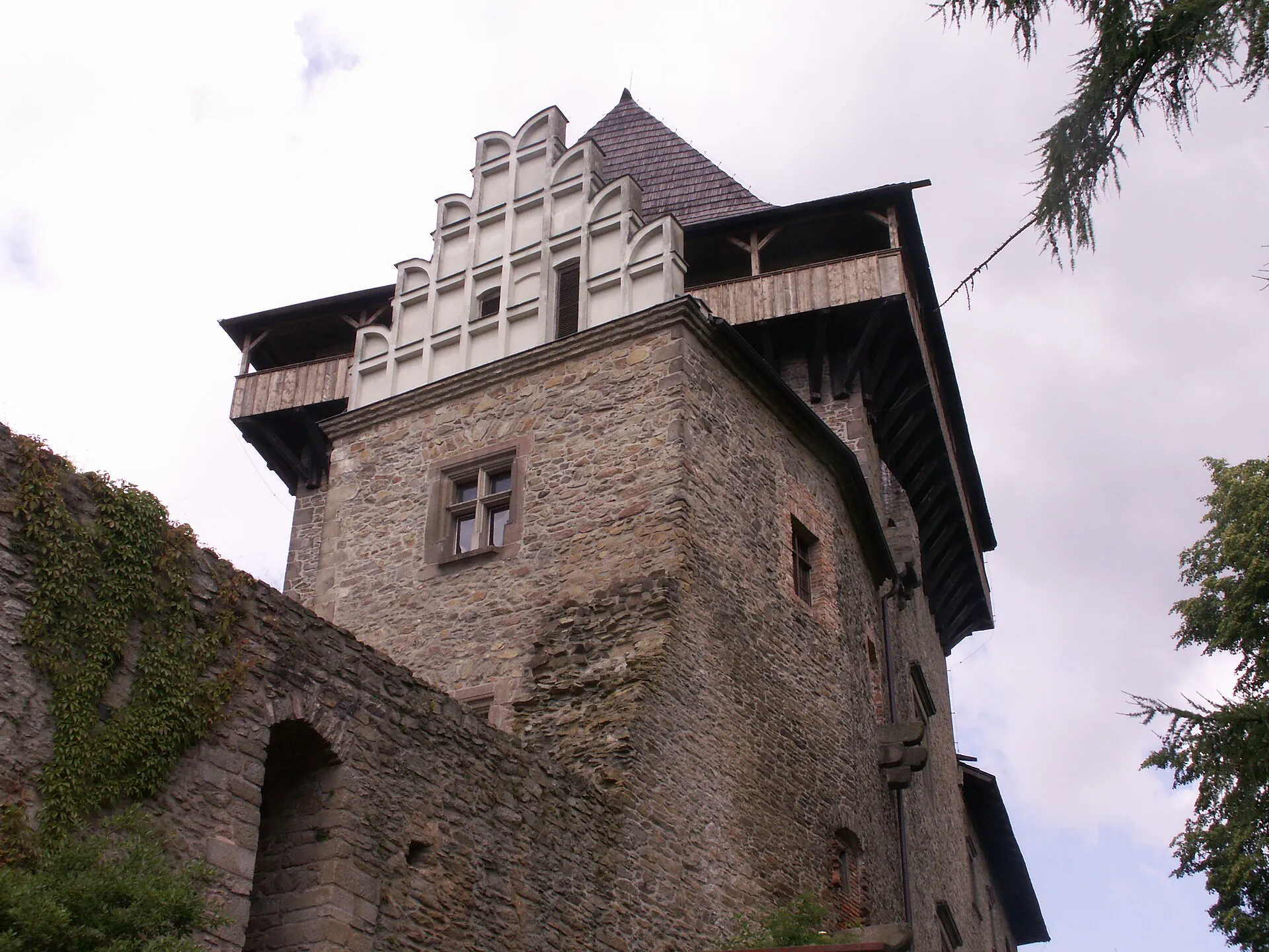Věž s charakteristickým dřevěným ochozem na hradě Lipnice