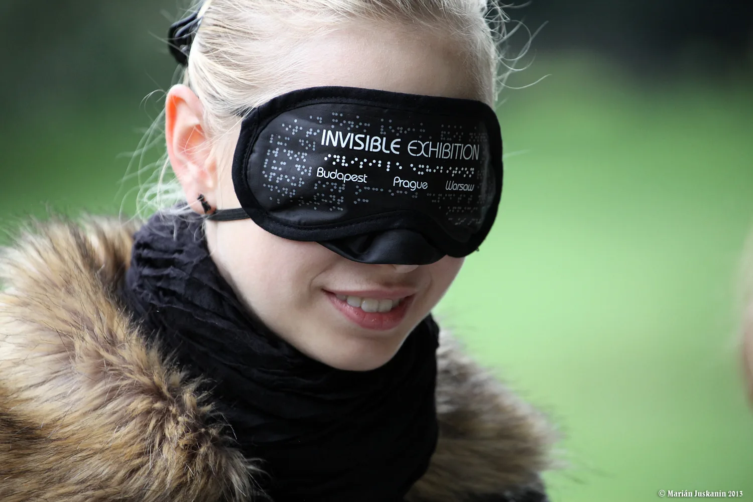 Klapka na oči s nápisem Invisible Exhibition a městy Budapešť Praha Varšava
