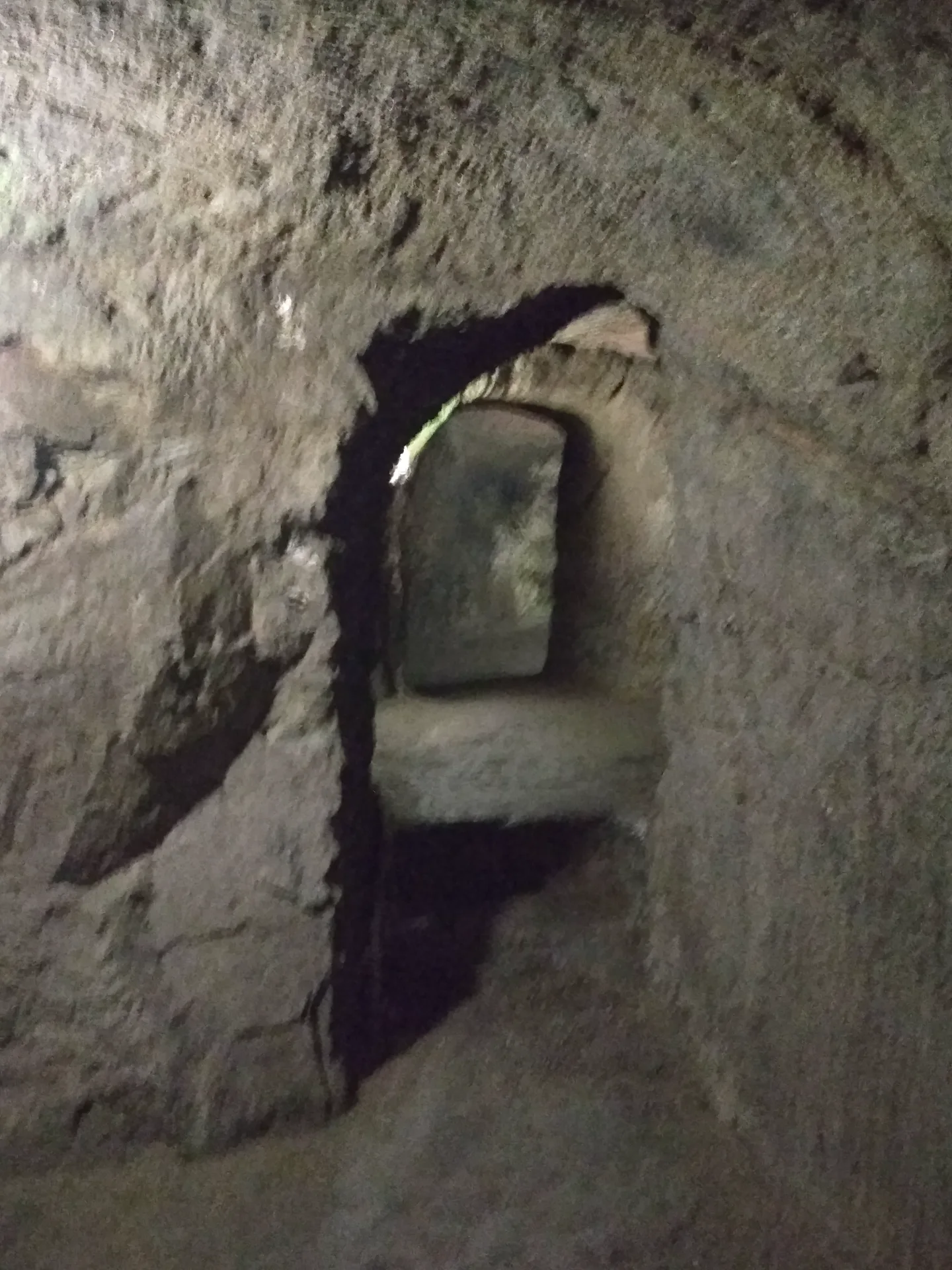 Výklenek s obrazem ve stěně znojemského podzemí