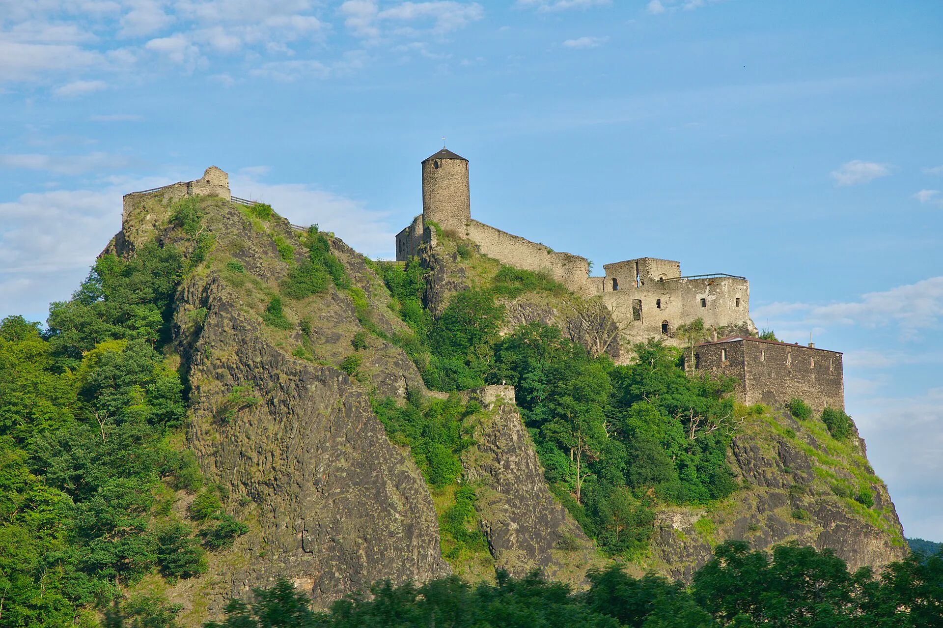 Hrad Střekov na skalním ostrohu nad Labem v letním slunci