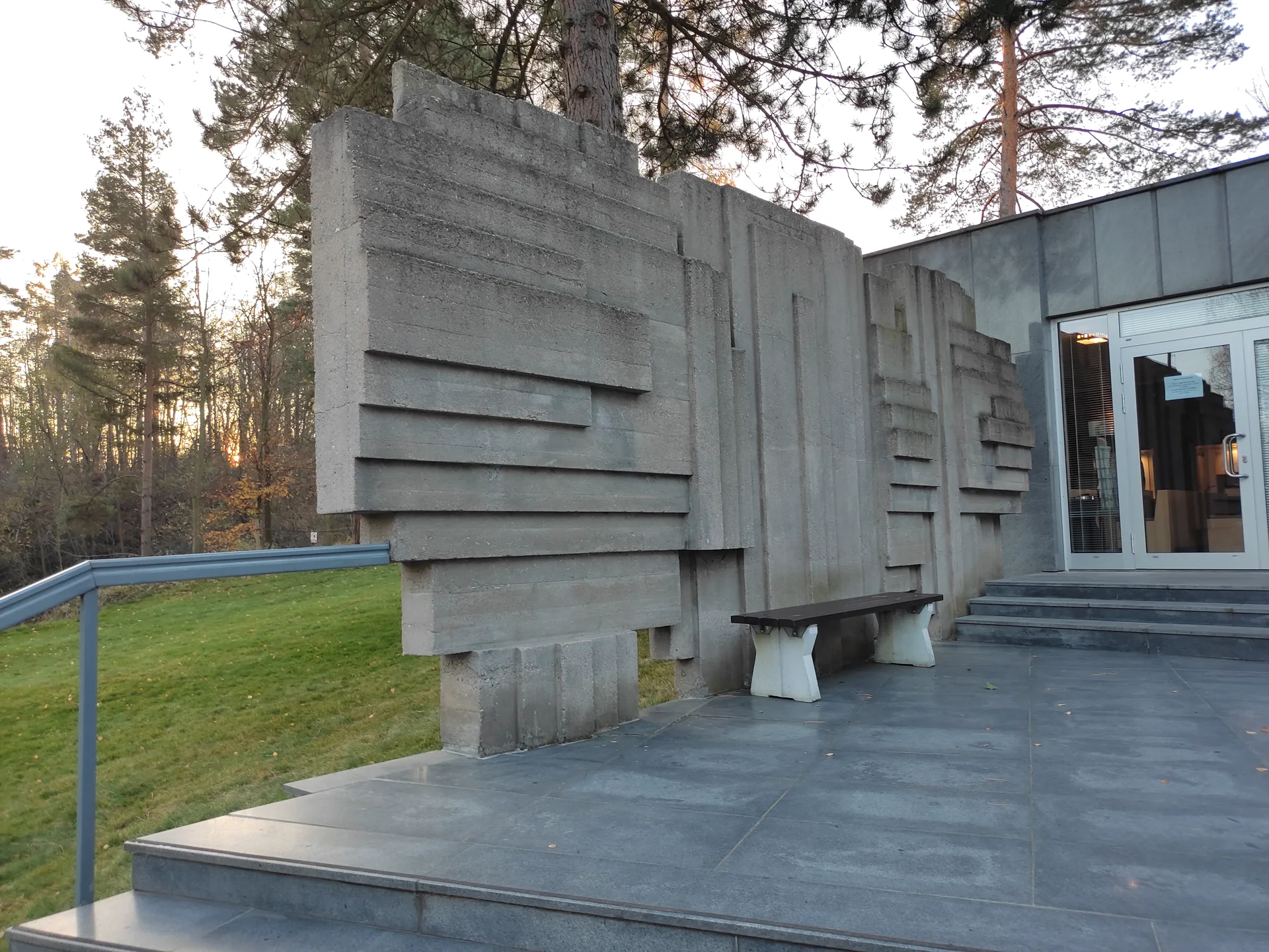 Betonové reliéfní průčelí muzea v Ležákách se vstupem do expozice