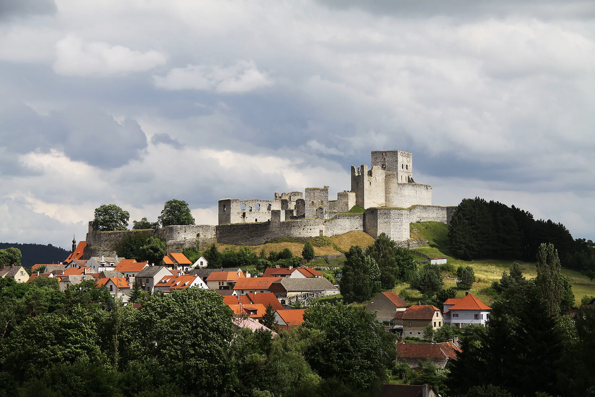 Pohled na hrad Rabí tyčící se nad městečkem