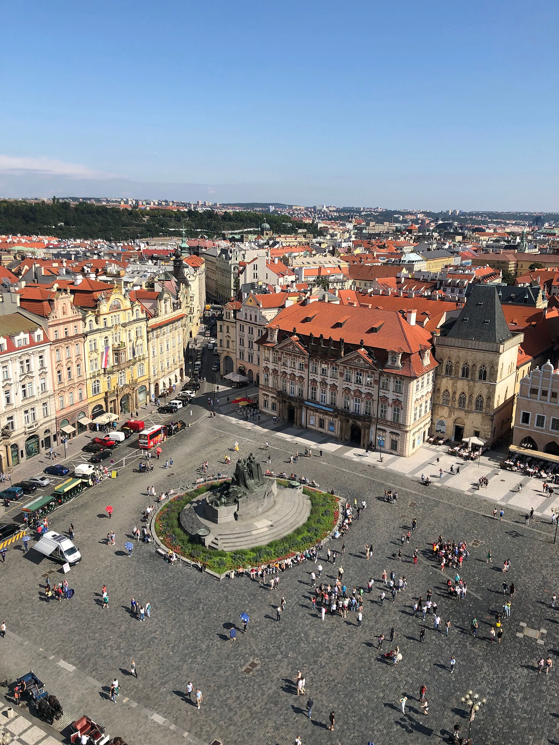 Pohled z věže radnice na náměstí s pomníkem Jana Husa