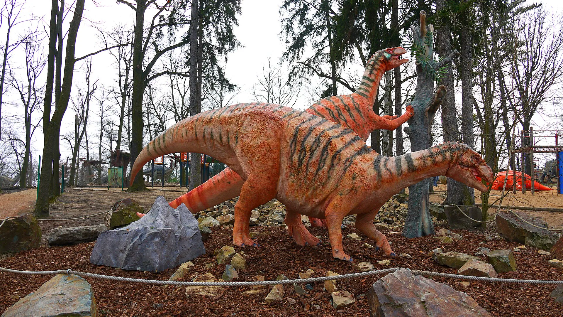 Dvojice modelů dinosaurů s hřebenatými hlavami na stezce