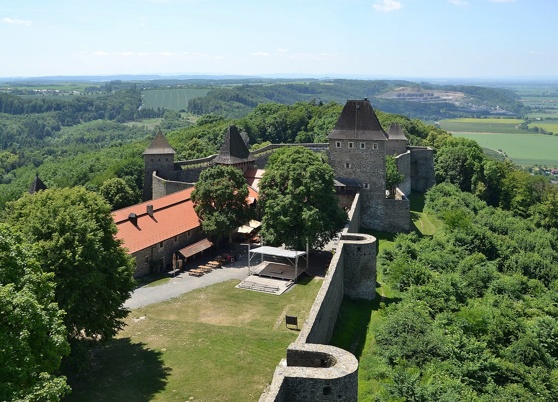 Letecký pohled na hradní nádvoří s věžemi nad údolím Moravské brány