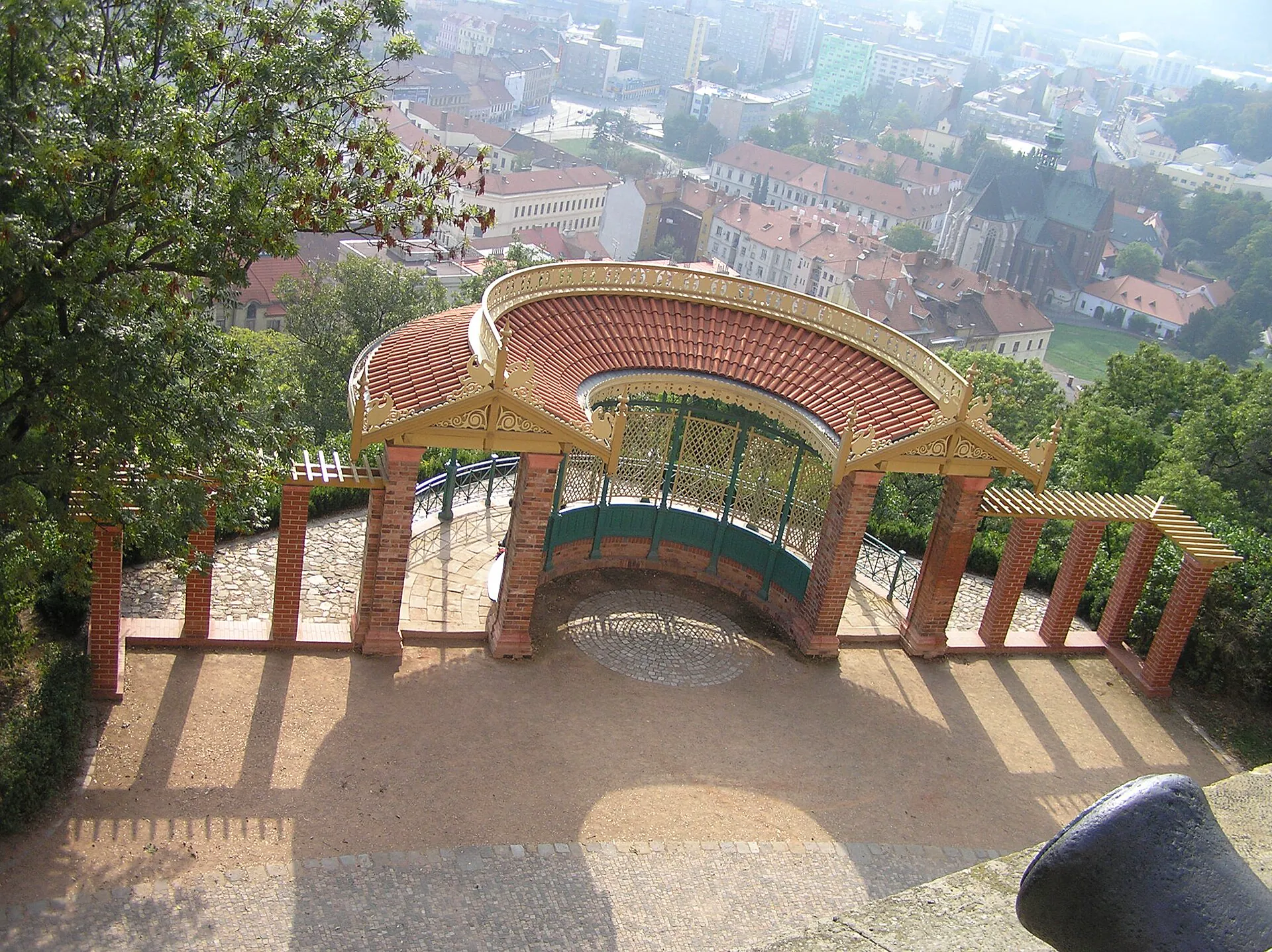 Půlkruhový vyhlídkový altán nad svahem s panoramatem brněnských střech