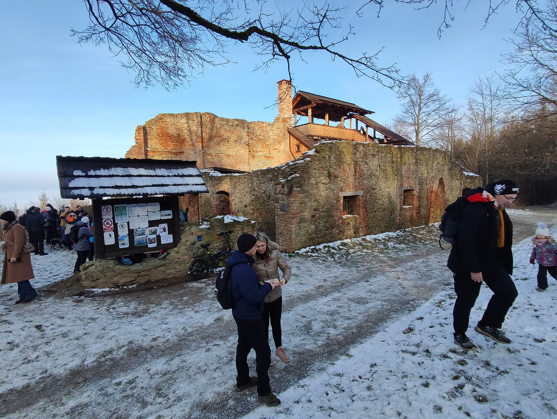 Zřícenina Janova hradu s dřevěnou vyhlídkovou nástavbou