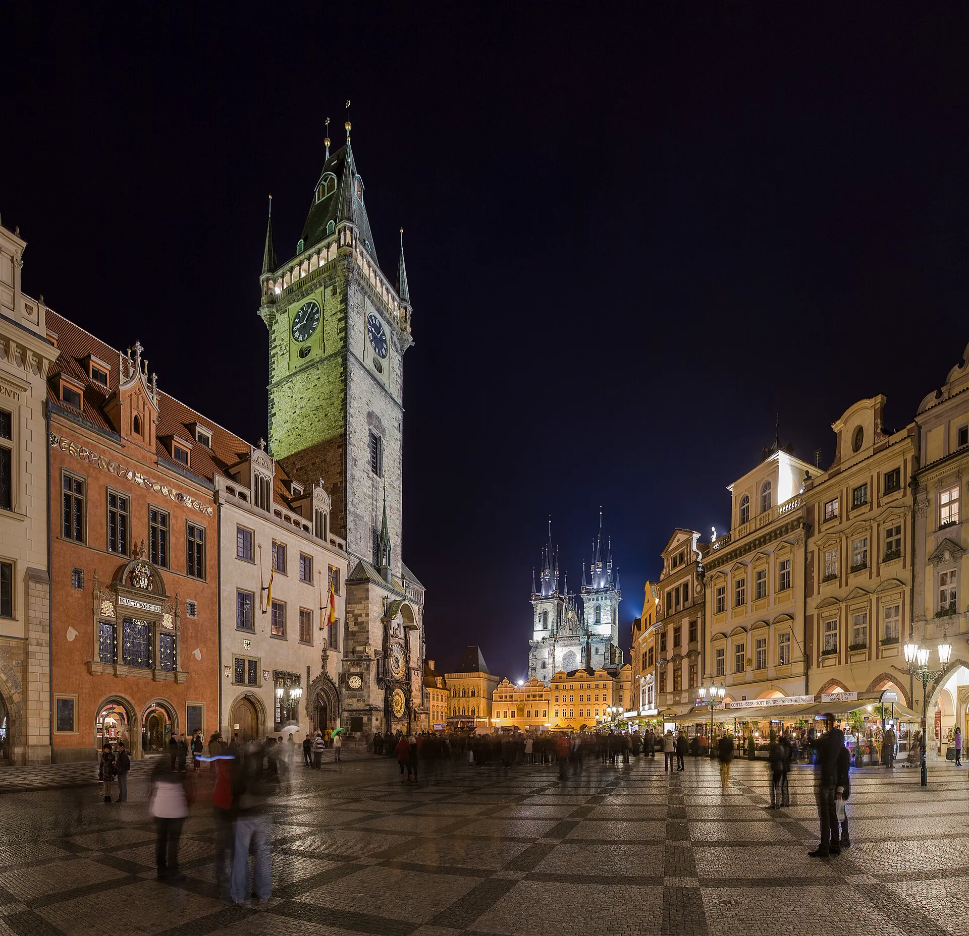 Noční pohled na Staroměstskou radnici s orlojem a věže Týnského chrámu