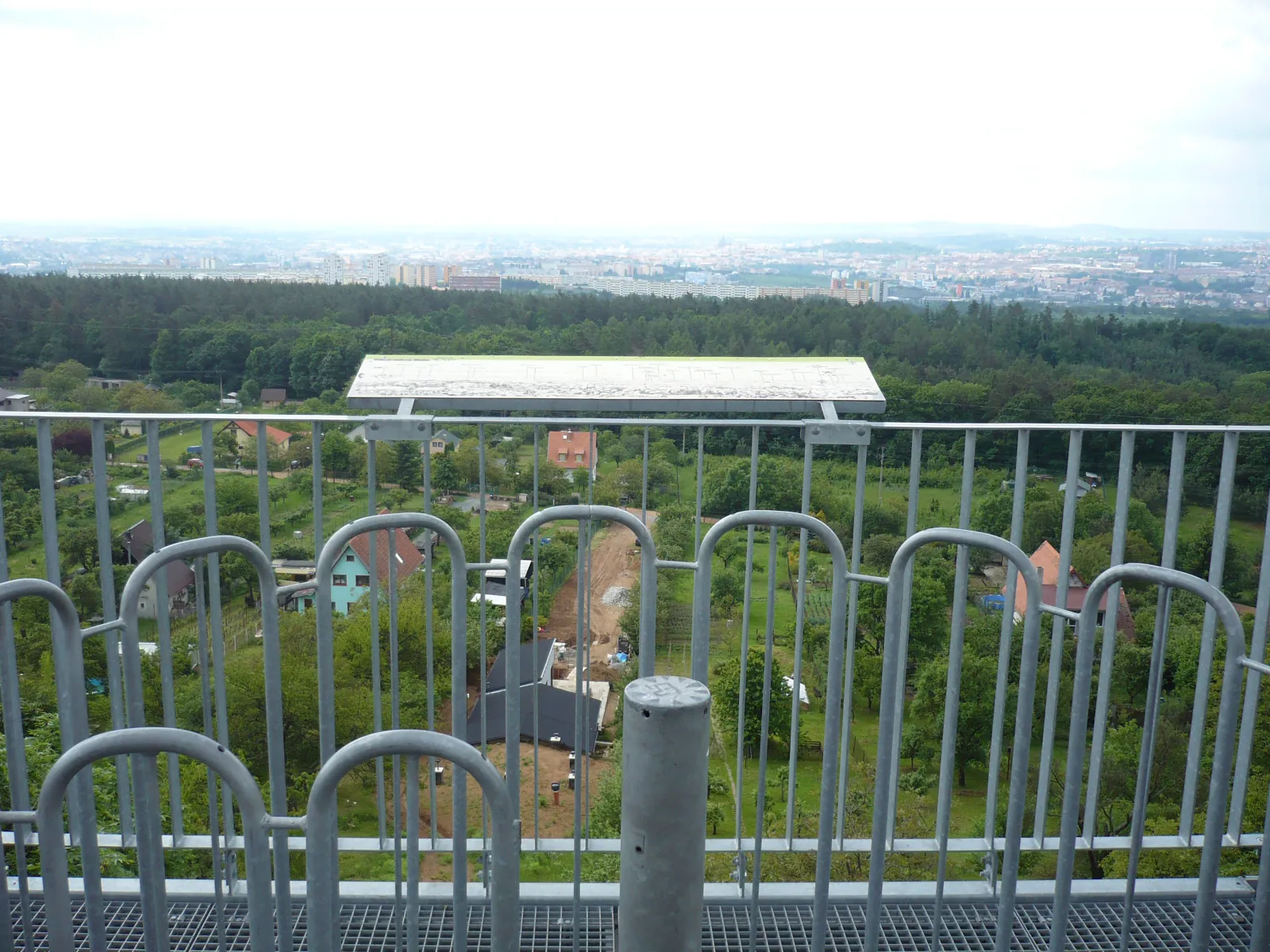 Pohled z vyhlídkové plošiny na Brno na obzoru