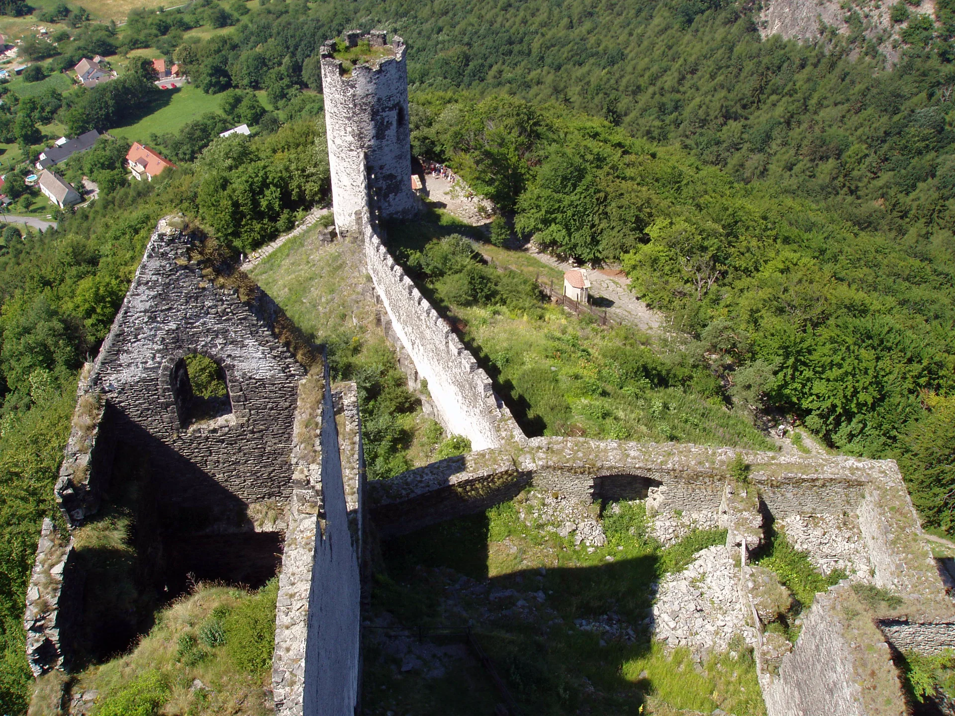 Pohled shora na hradní areál Bezdězu s věží a hradbami