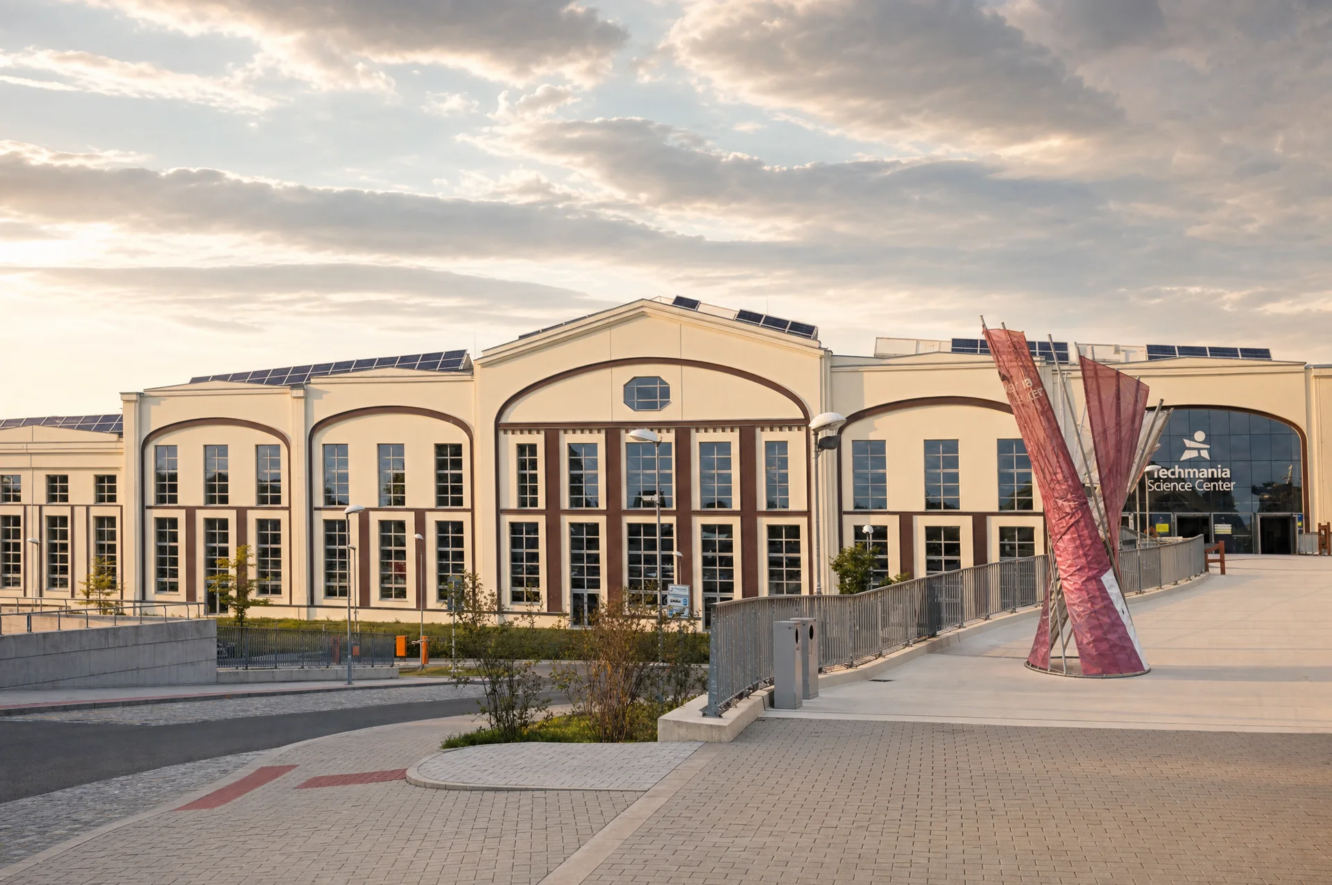 Budova Techmania Science Center v Plzni, obloukové okna bývalé průmyslové haly a nájezdová rampa