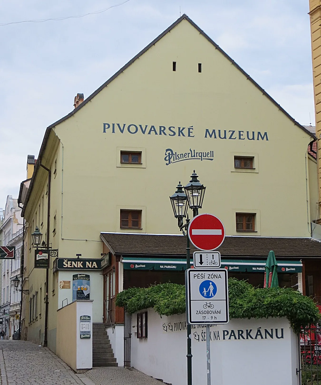 Nápis Pivovarské muzeum Pilsner Urquell na štítu historické budovy
