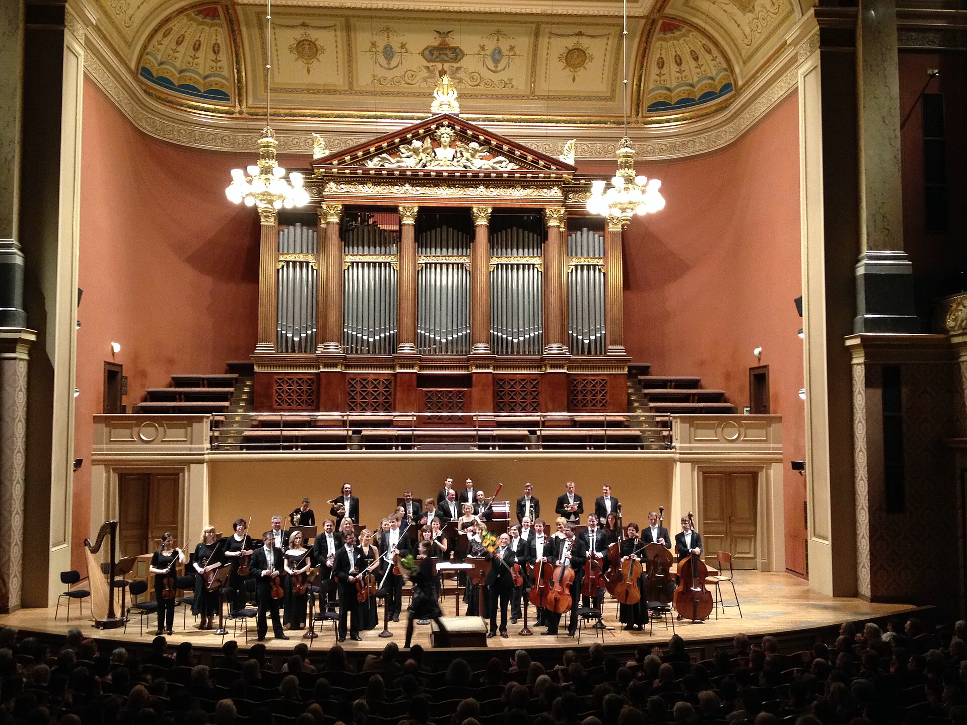 Pódium Dvořákovy síně s varhanami a orchestrem