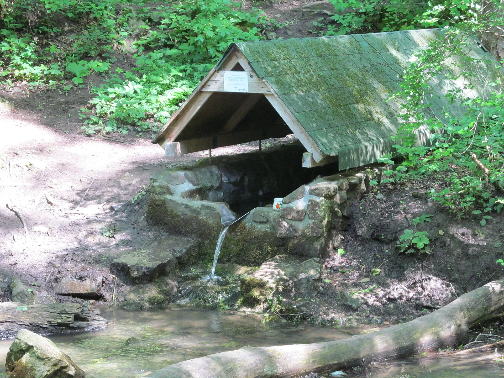 Kaprálova studánka se zastřešeným pramenem