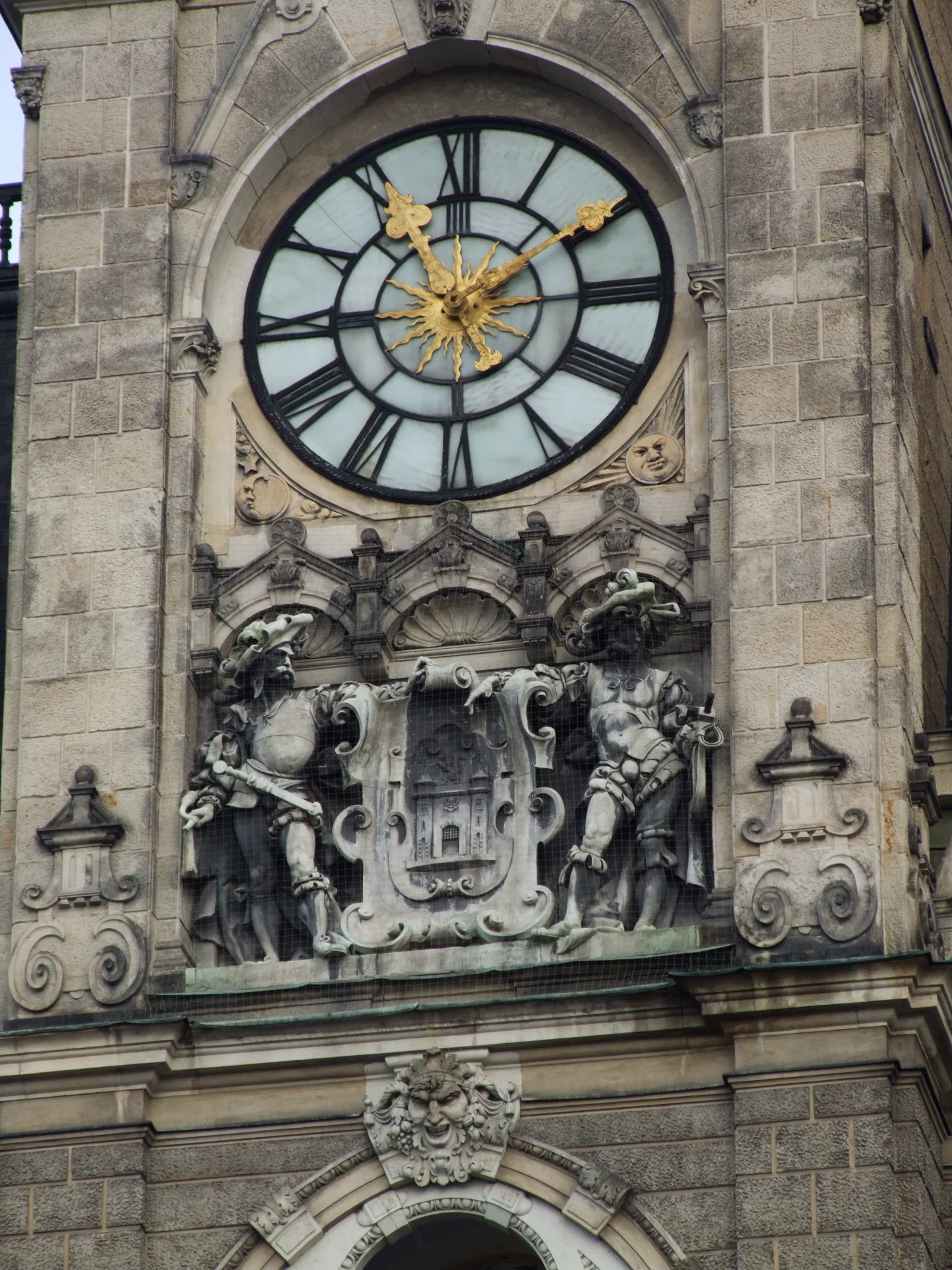 Detail hodin a městského znaku na věži liberecké radnice