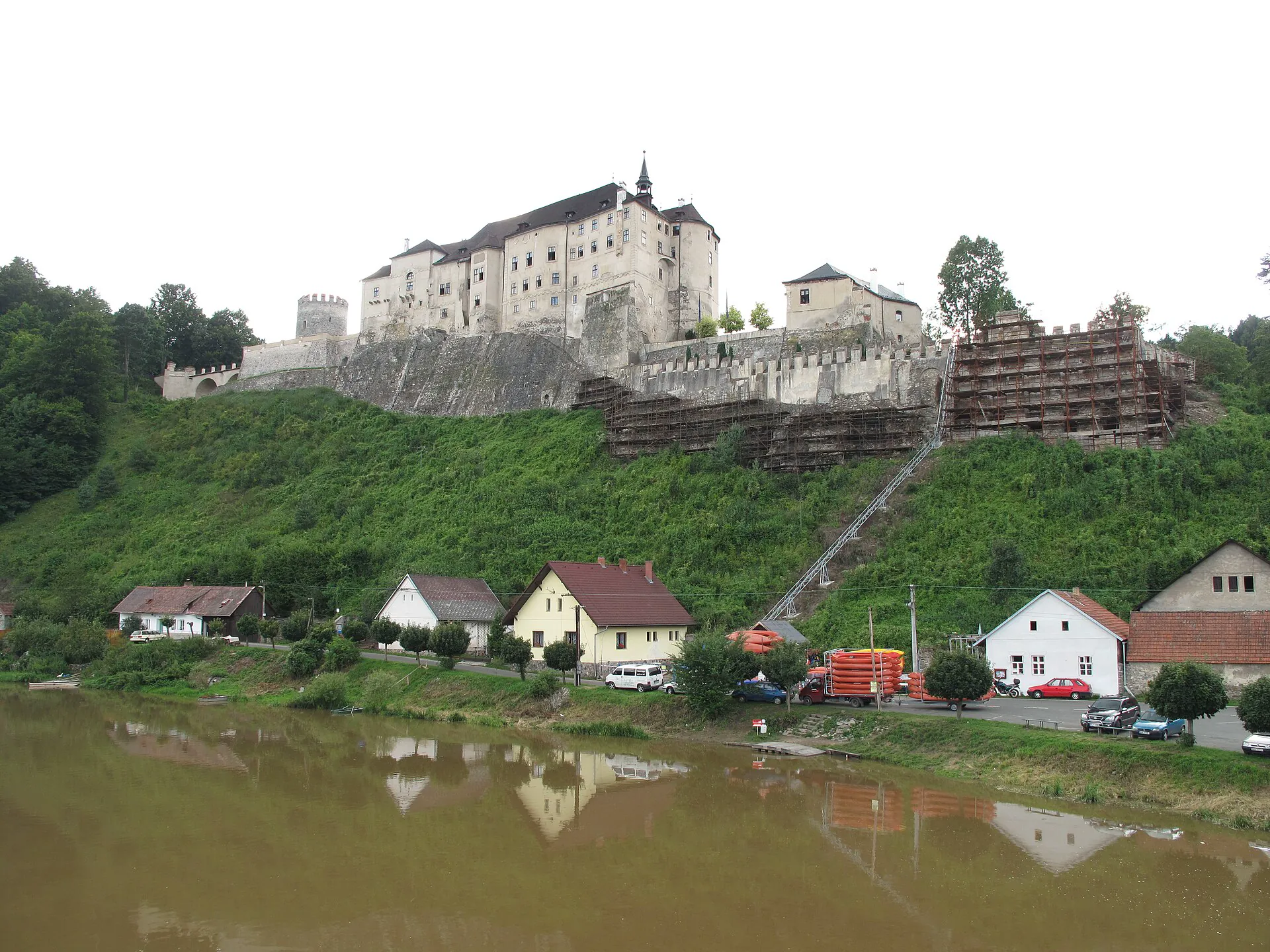 Hrad Český Šternberk nad řekou Sázavou s odrazem v hladině
