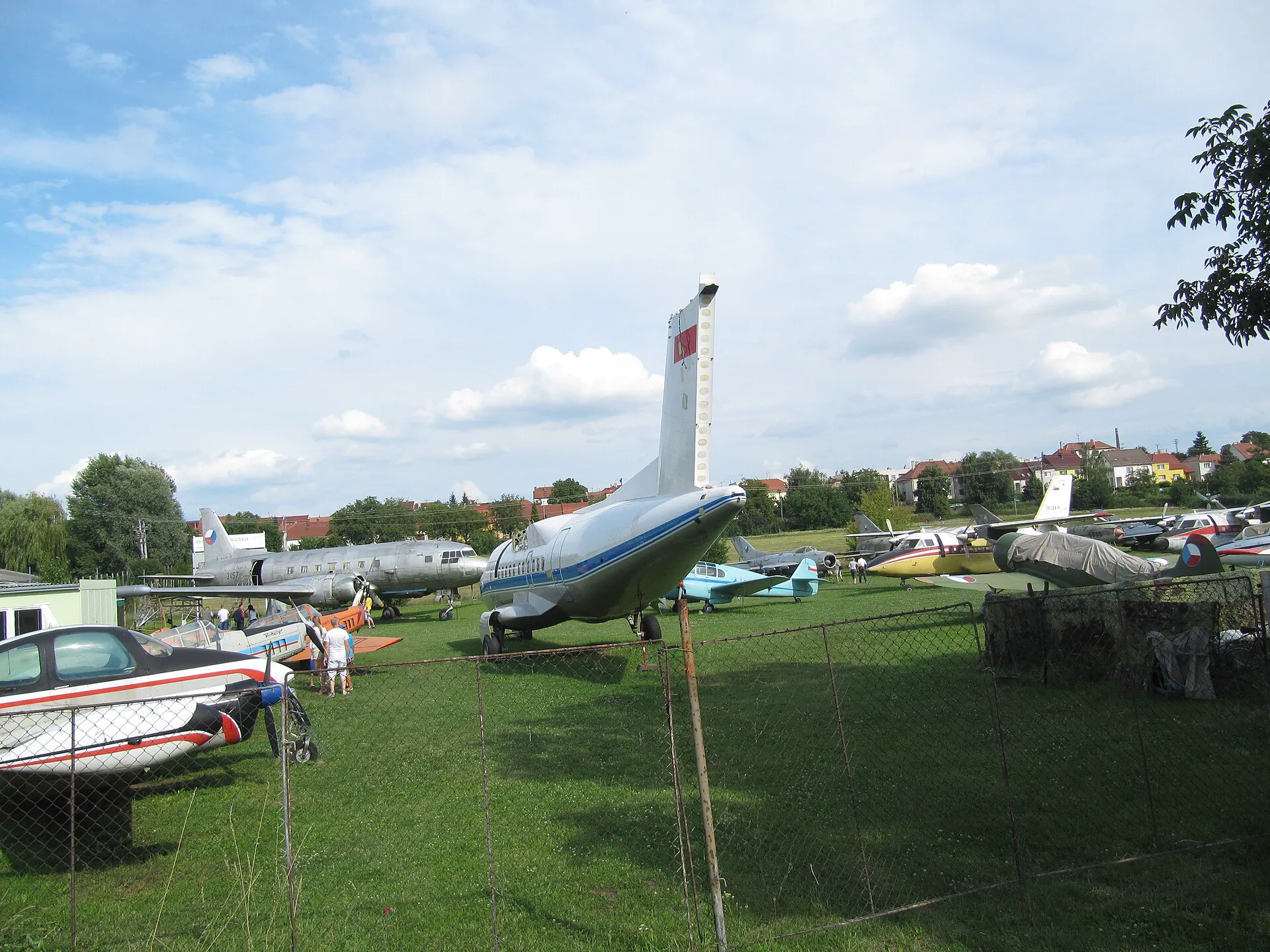 Pohled na venkovní expozici s řadami historických letadel