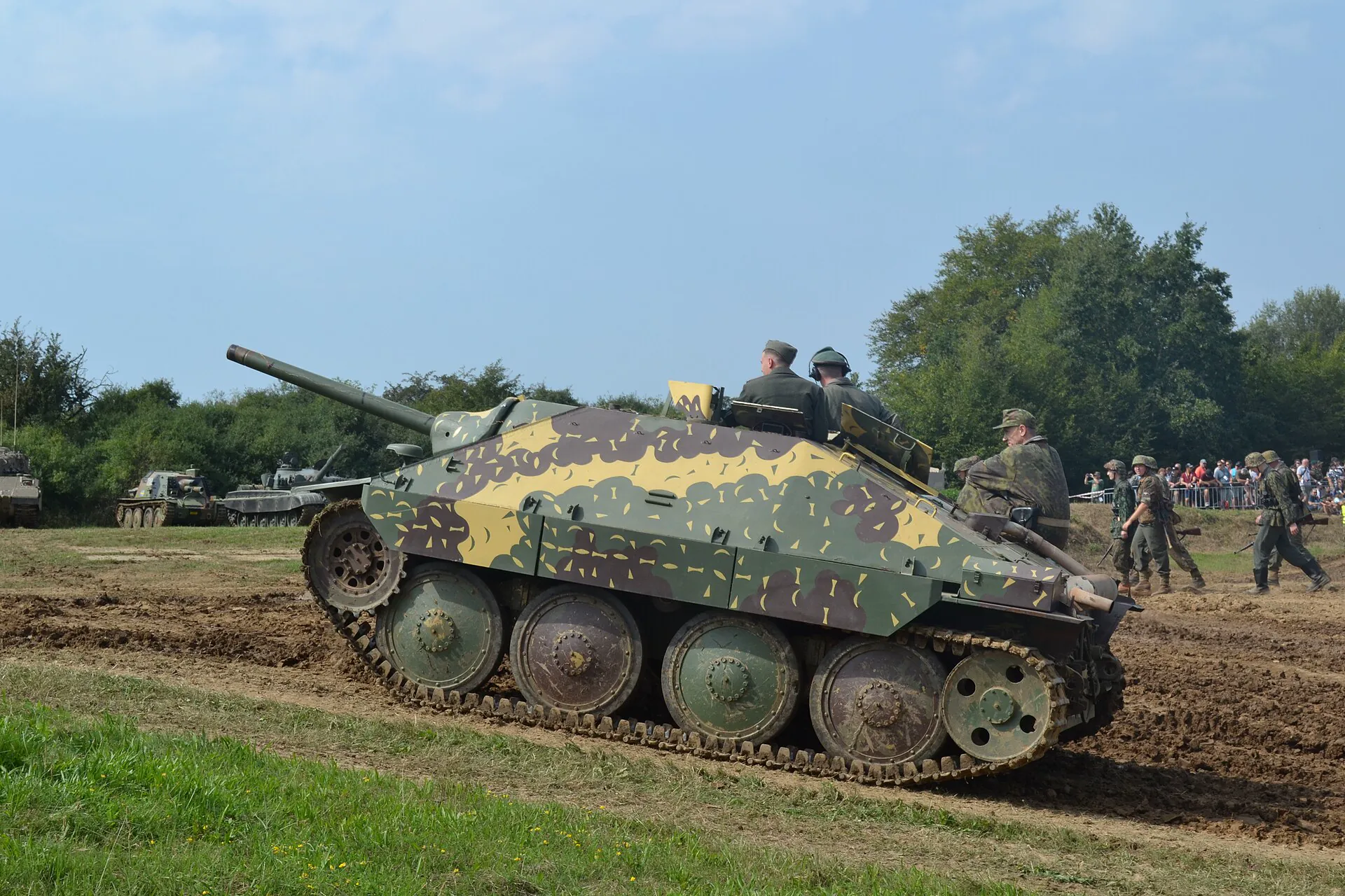 Tank projíždí blátivým terénem na Tankovém dnu