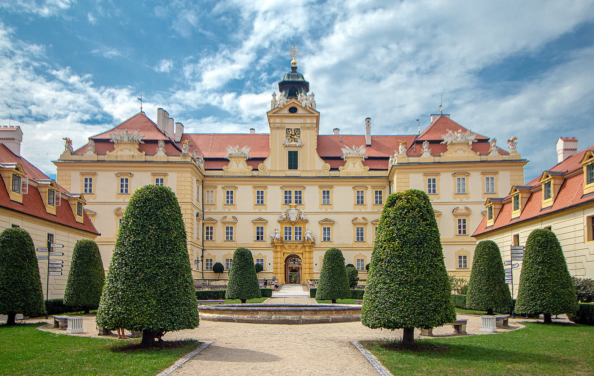 Průčelí zámku Valtice s okrasnou zahradou a fontánou
