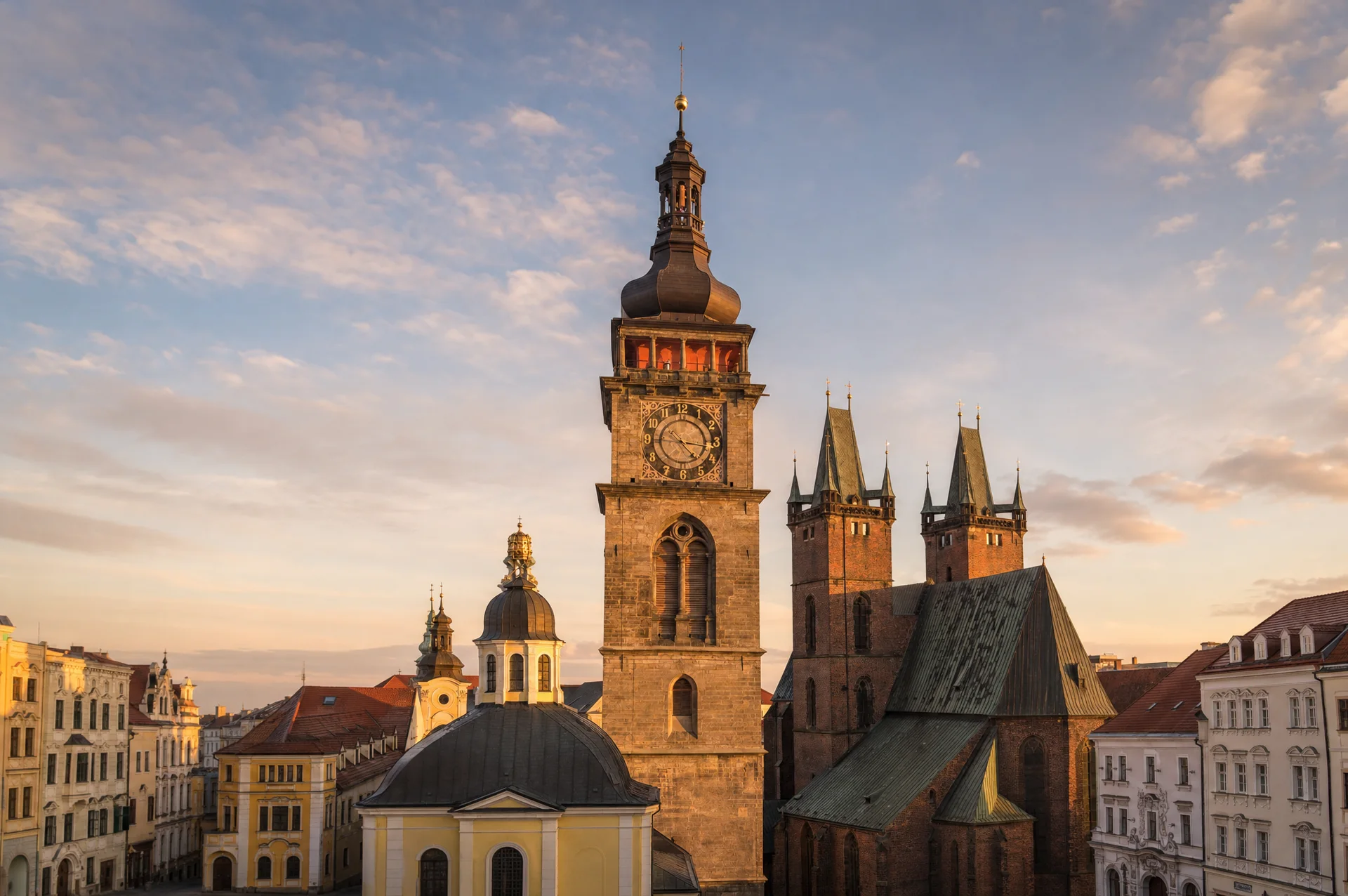 Renesanční hodinová věž z pískovce s cibulovou bání vedle katedrály na náměstí