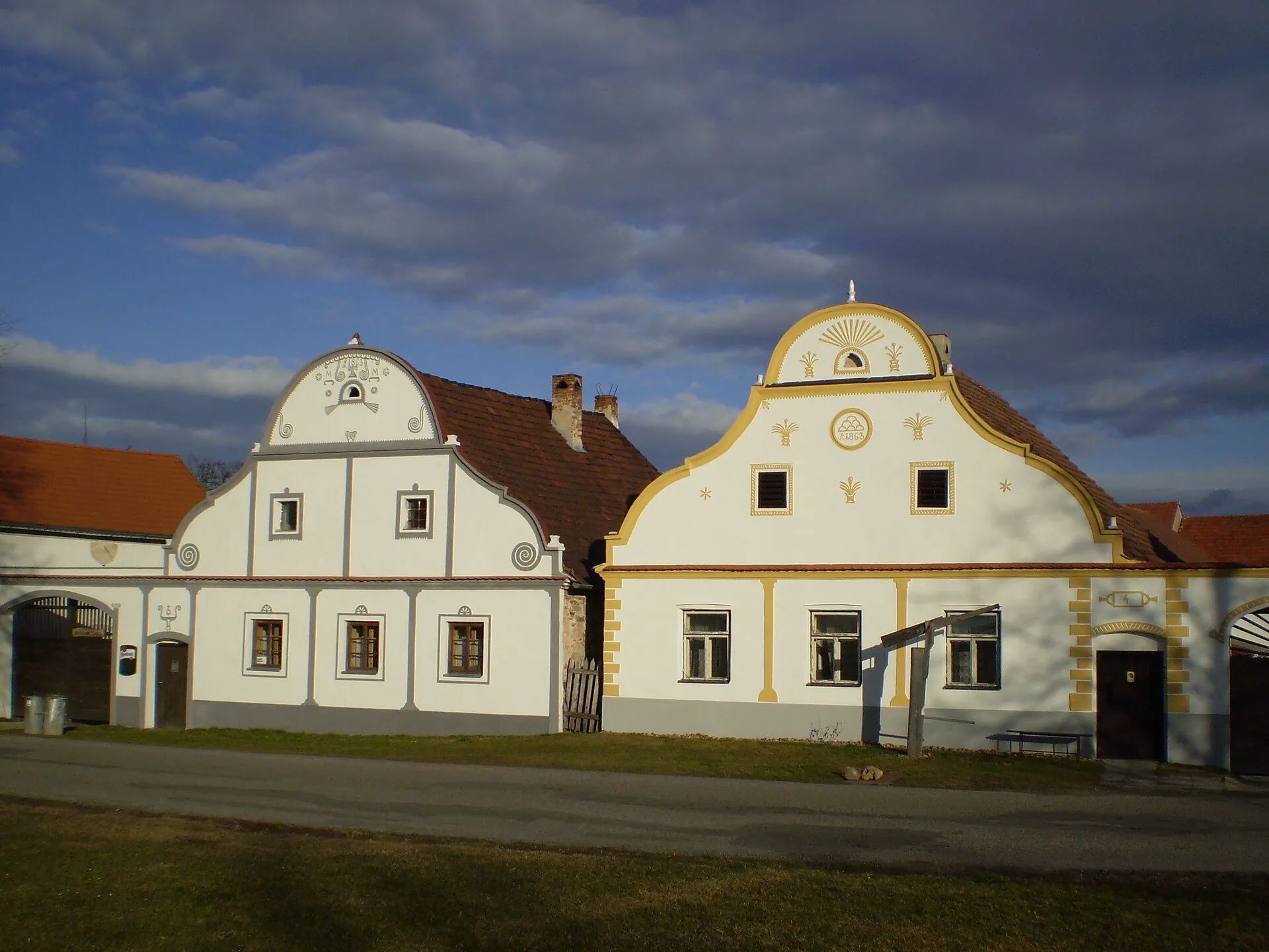 Dvojice usedlostí s malovanými barokními štíty