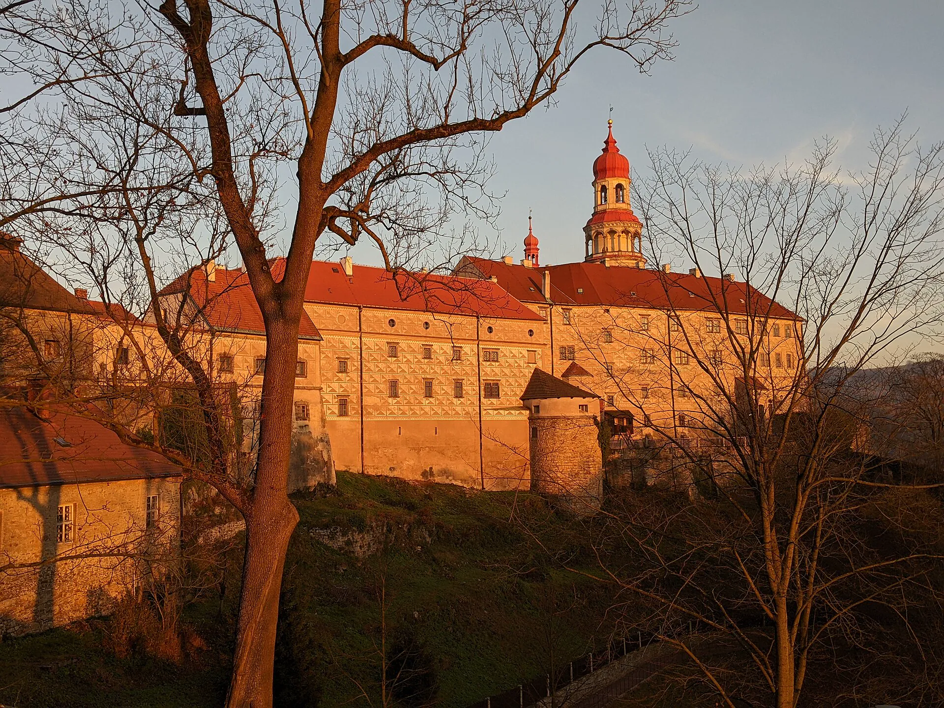 Zámek Náchod v podvečerním světle nad hradbami