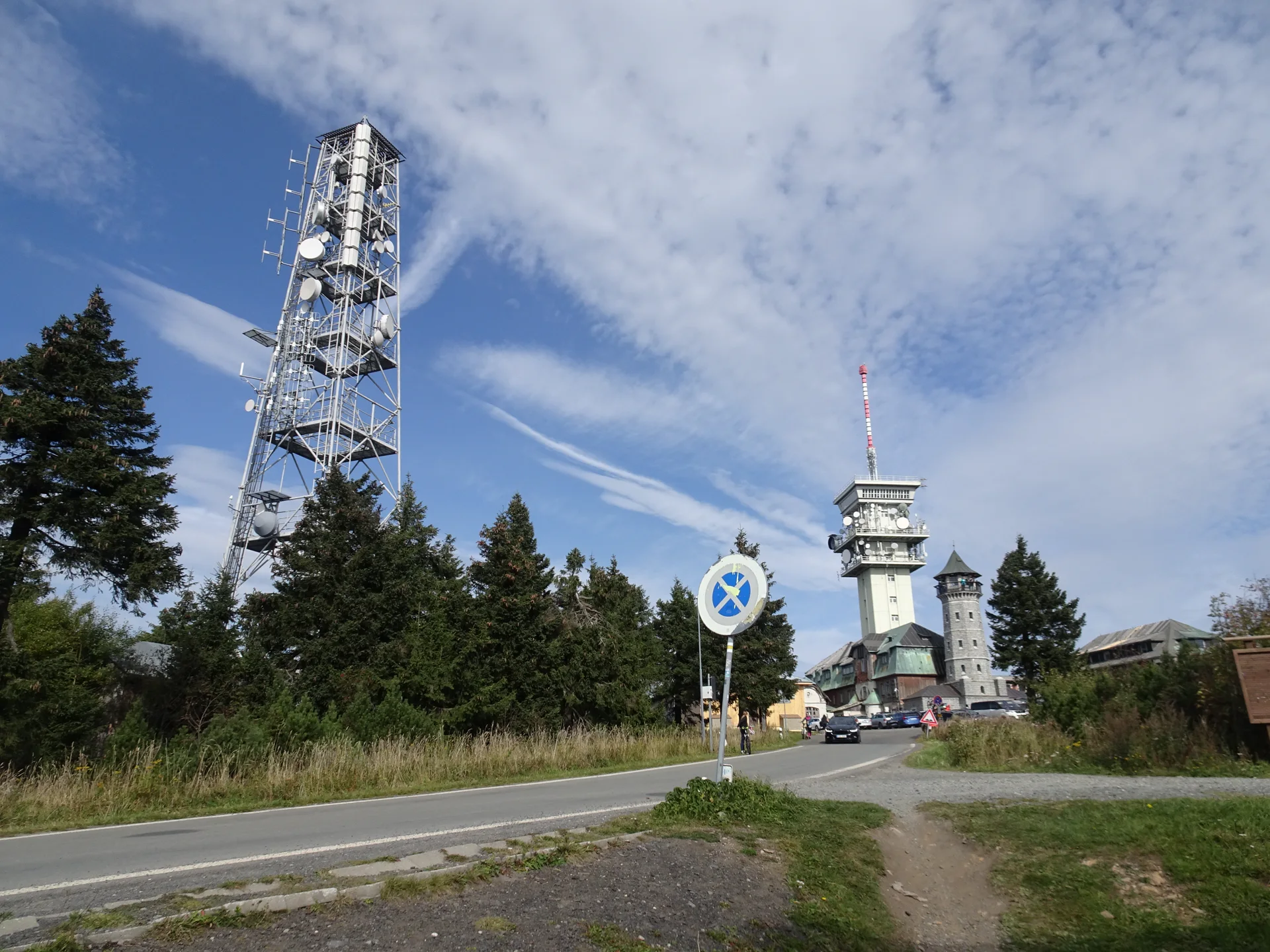 Rozhledna a telekomunikační věž na vrcholu Klínovce