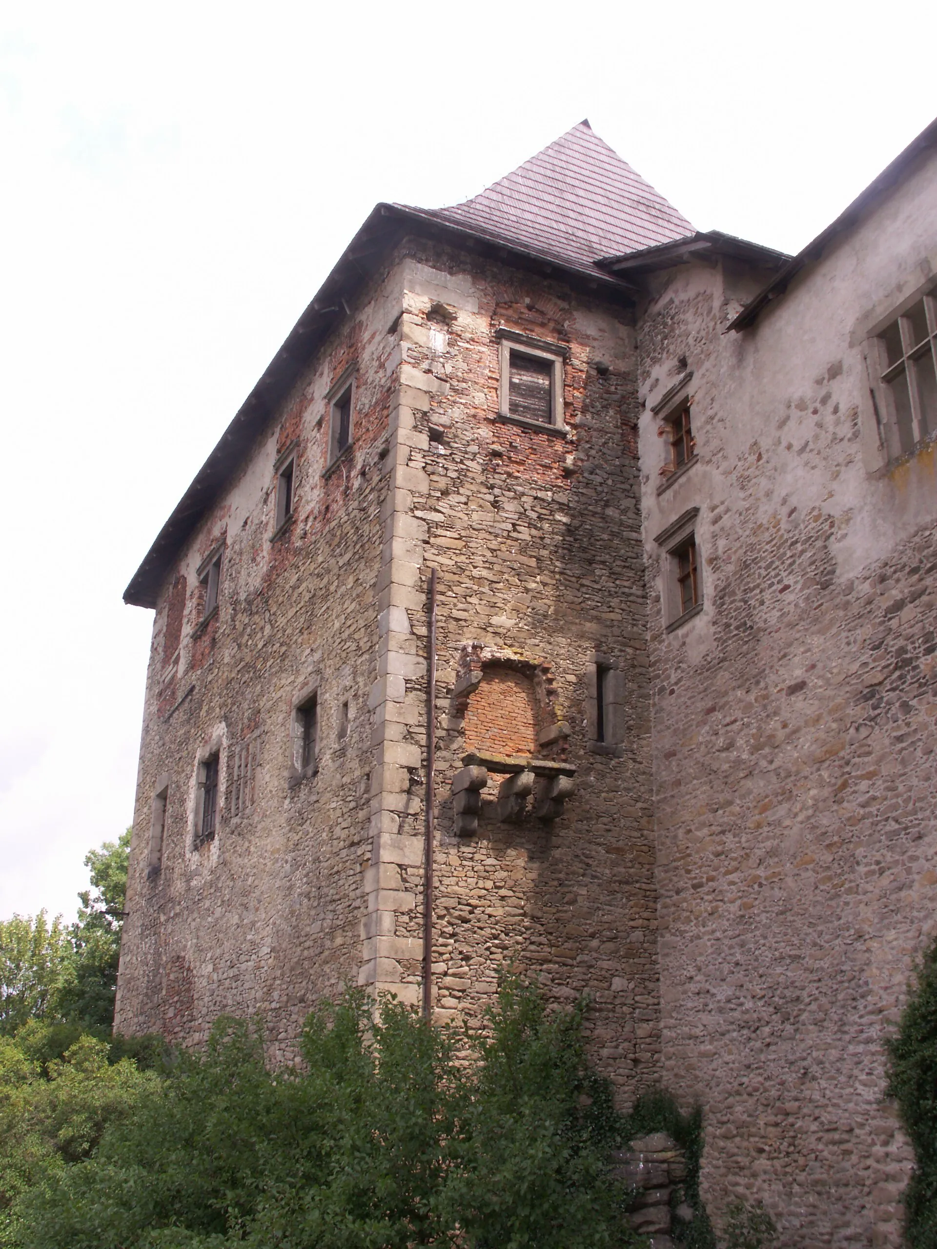 Detail hradní věže a paláce s cimbuřím