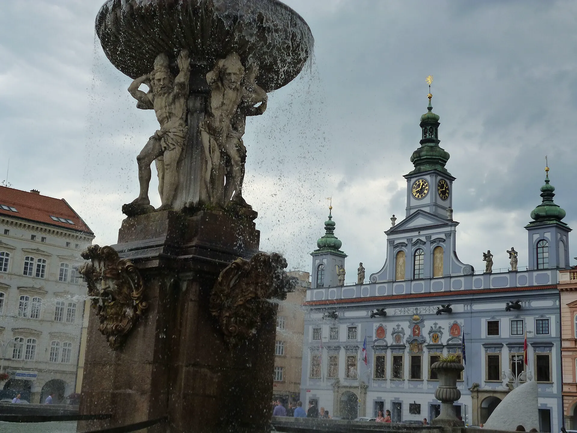 Samsonova kašna s budějovickou radnicí v pozadí