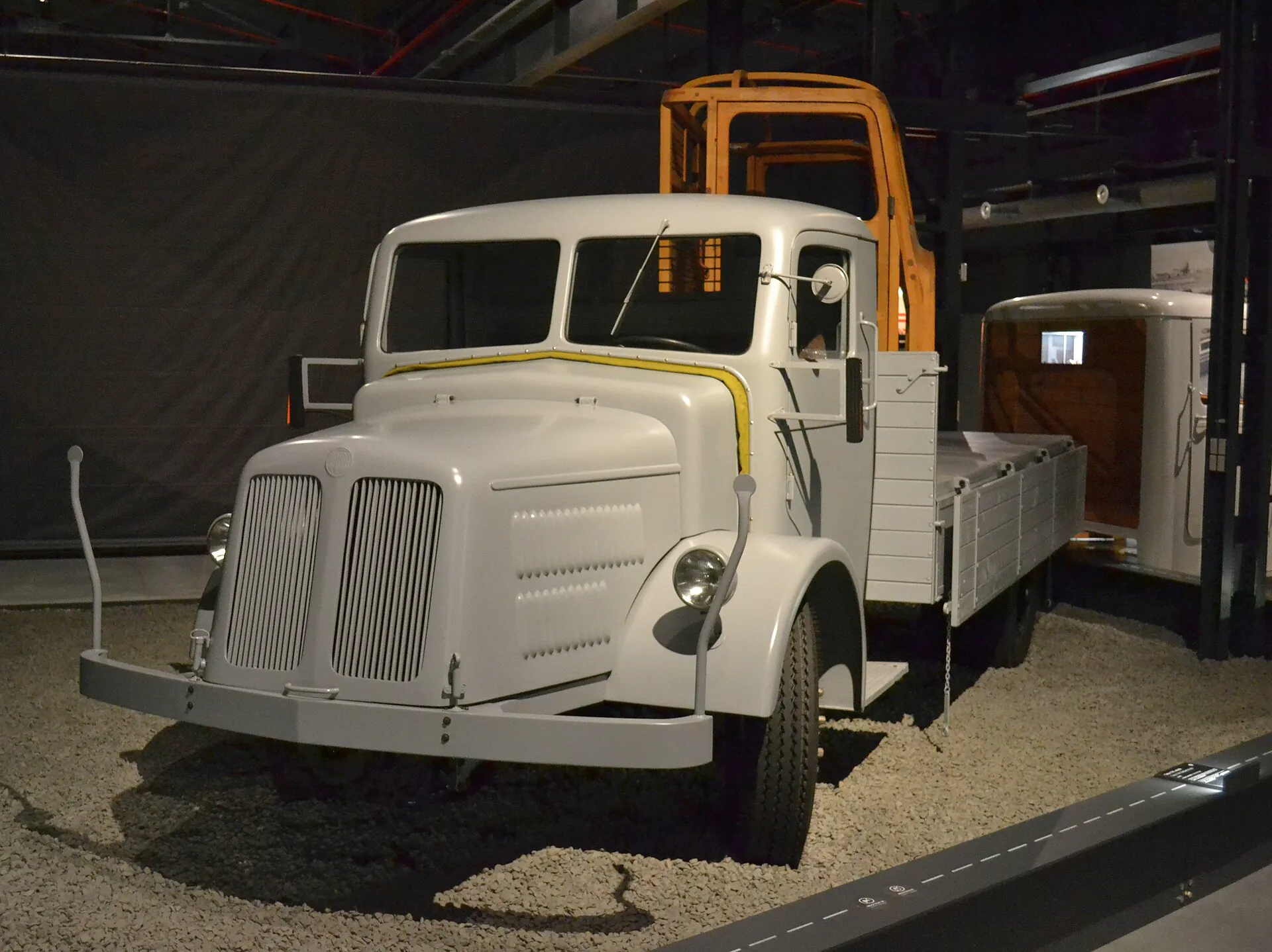 Historický nákladní vůz Tatra vystavený v expozici muzea