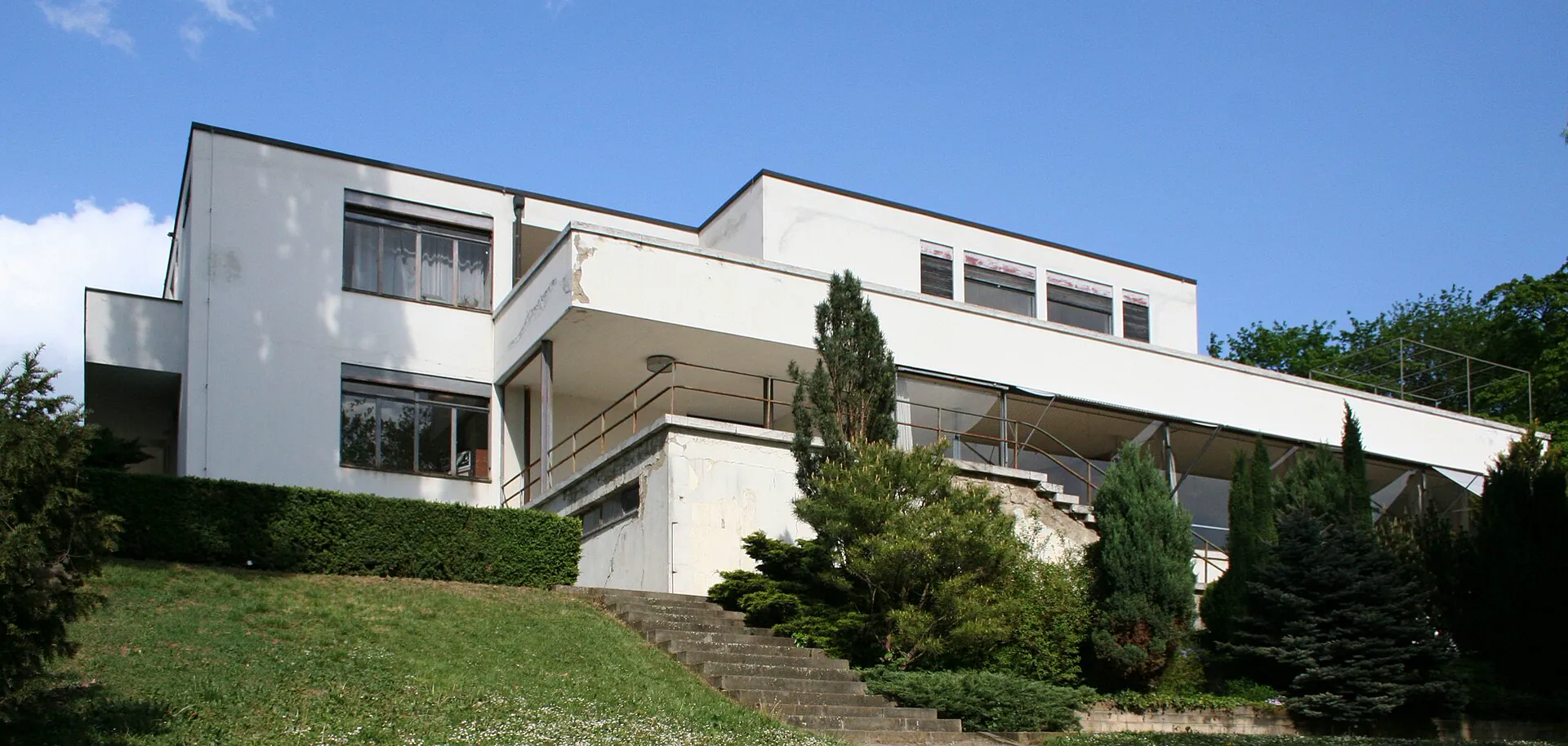 Pohled na vilu z horní strany s terasou a schodištěm