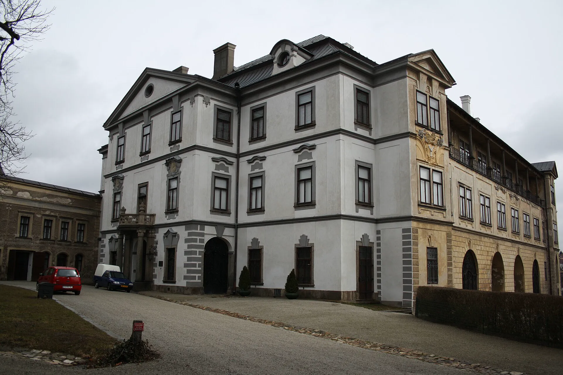 Průčelí zámecké budovy, ve které sídlí muzeum