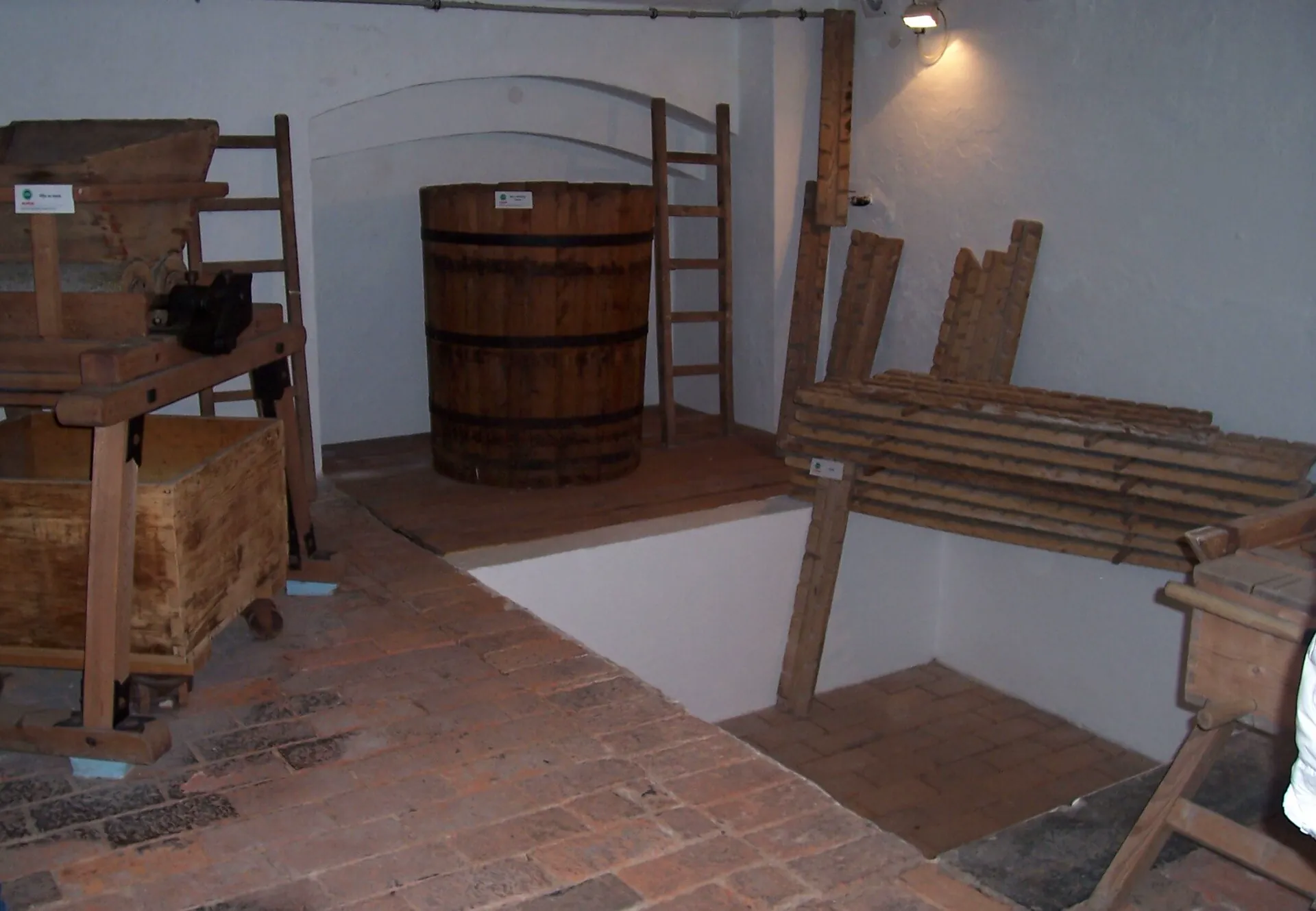 Historické dřevěné vybavení používané při výrobě tvarůžků