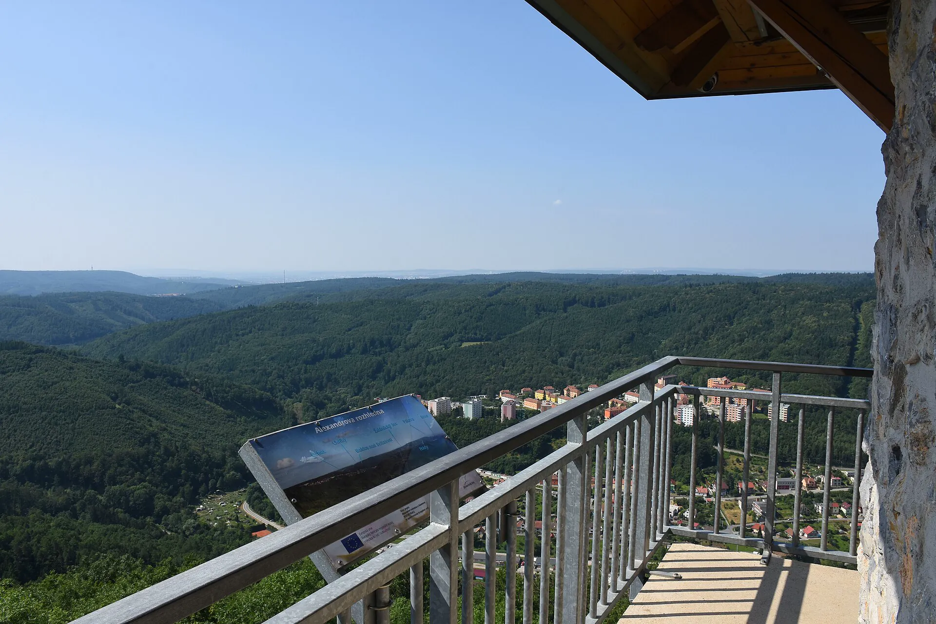 Výhled z ochozu rozhledny do zalesněného údolí