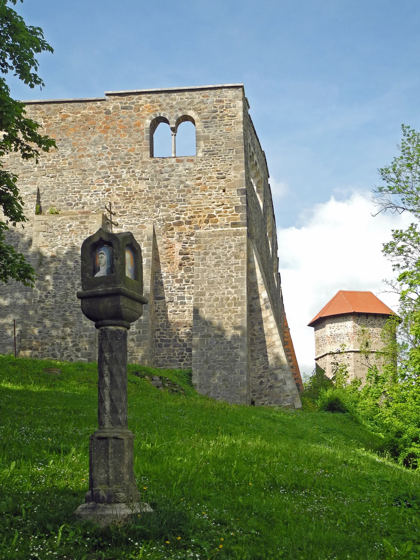 Zbytky císařského paláce se sdruženými románskými okny