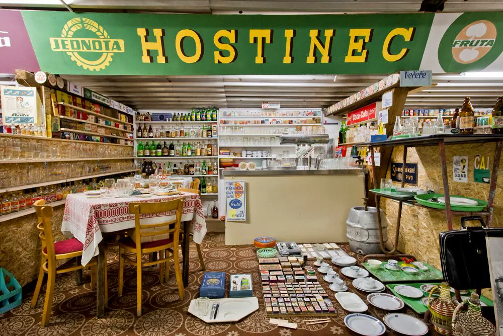 Zařízený retro hostinec s výčepem a prostřenými stoly