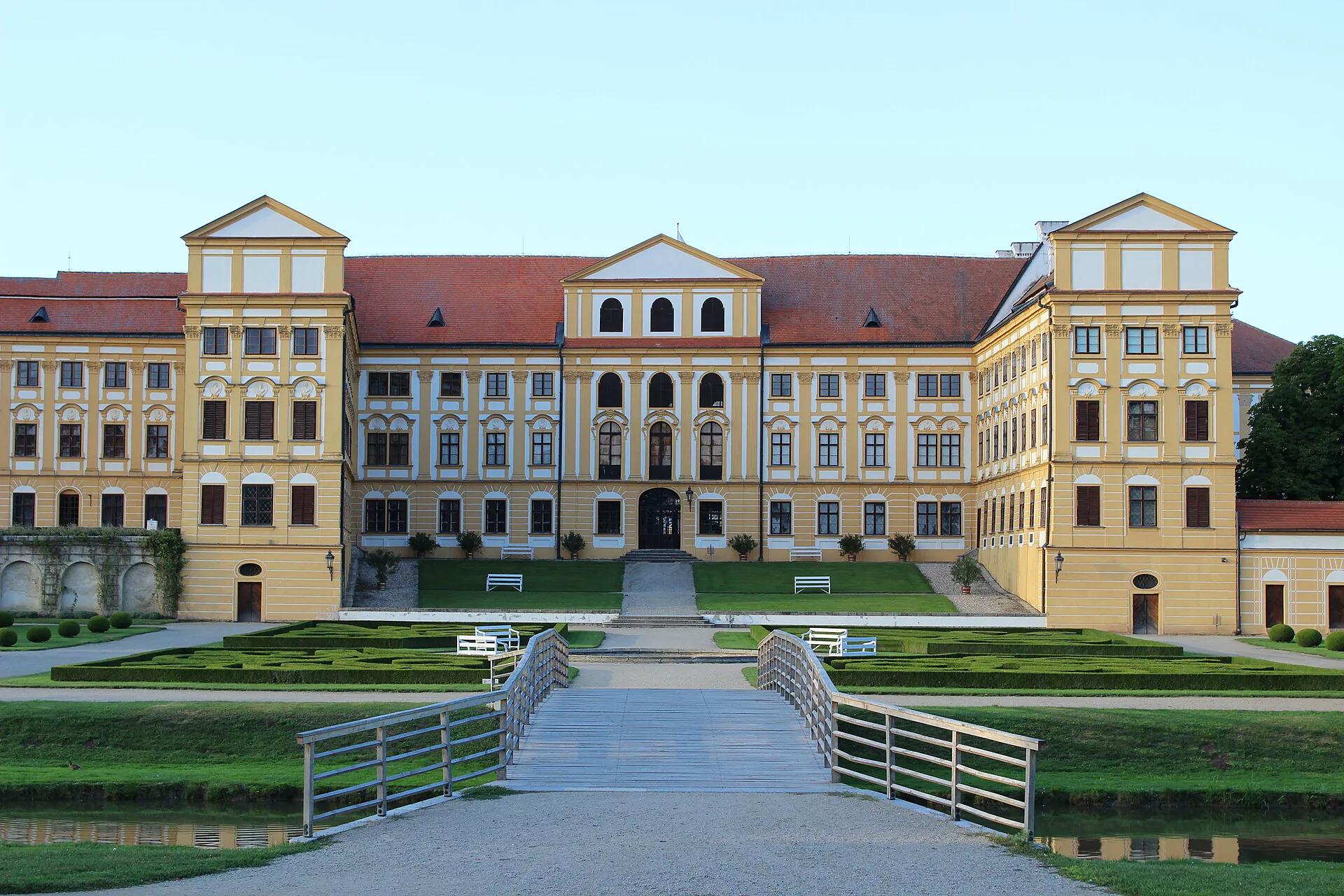 Průčelí zámku s barokní zahradou a mostem