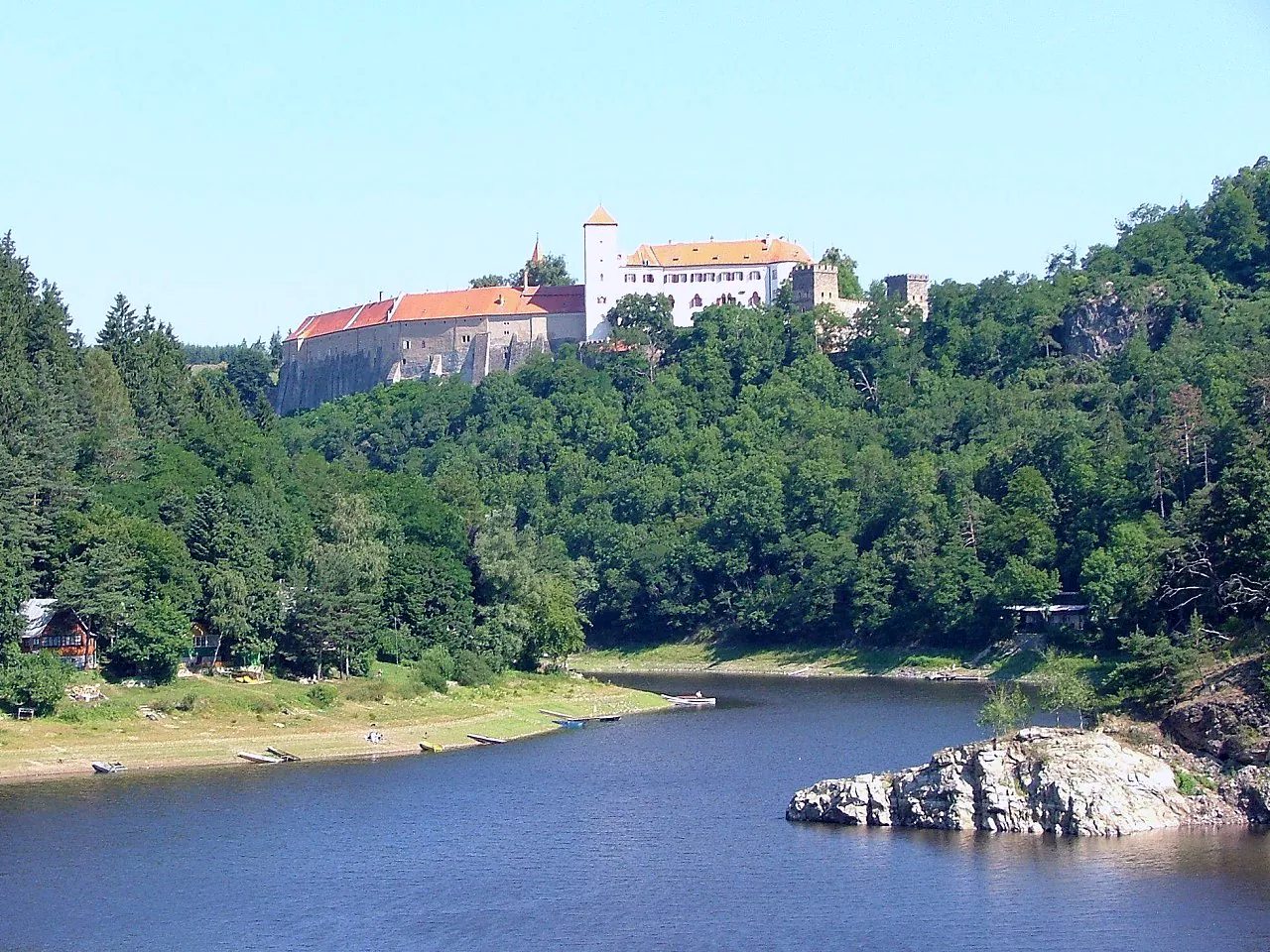 Hrad Bítov na skalnatém ostrohu nad Vranovskou přehradou obklopený lesem