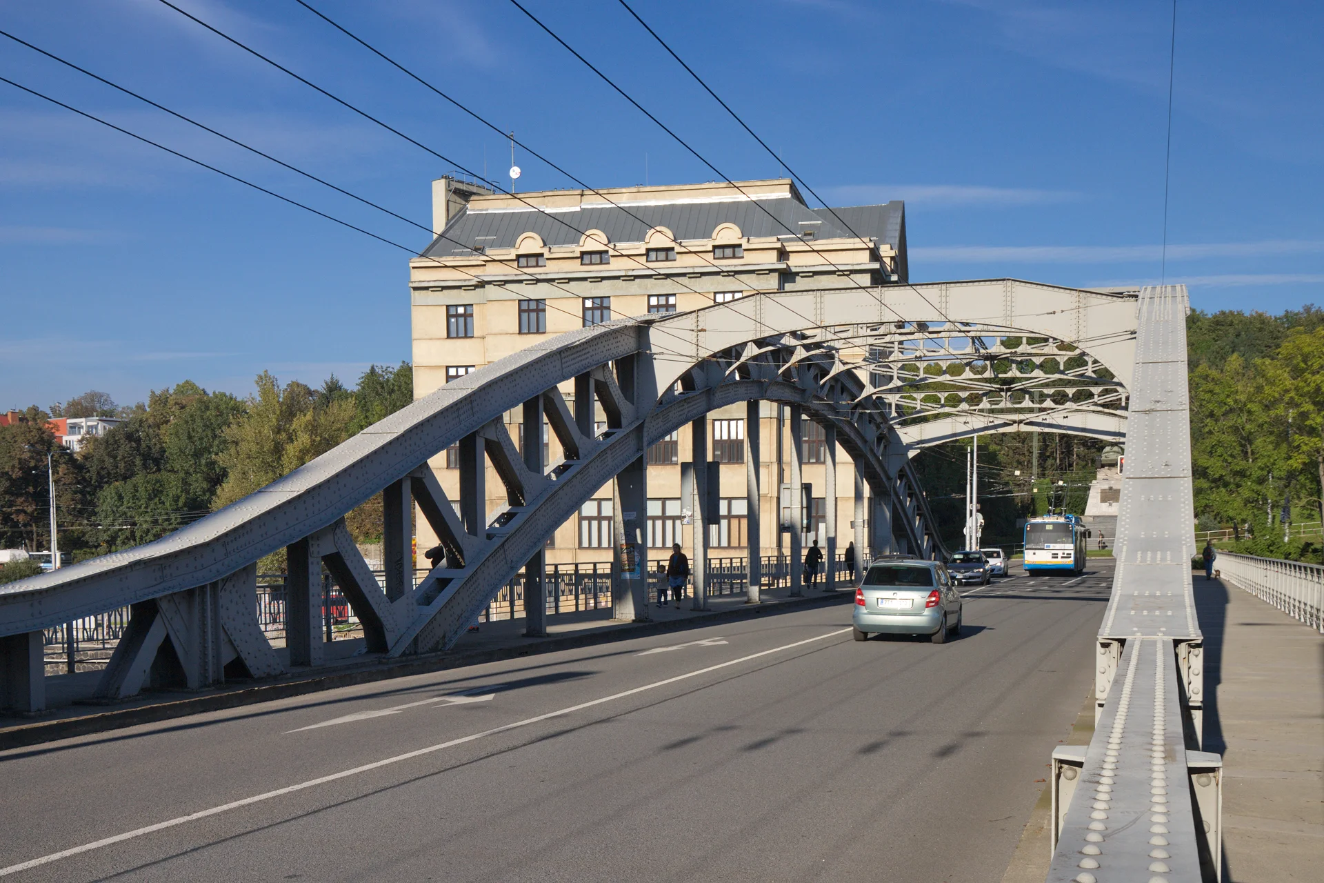 Most Miloše Sýkory přes řeku Ostravici s ocelovými oblouky a chodníkem