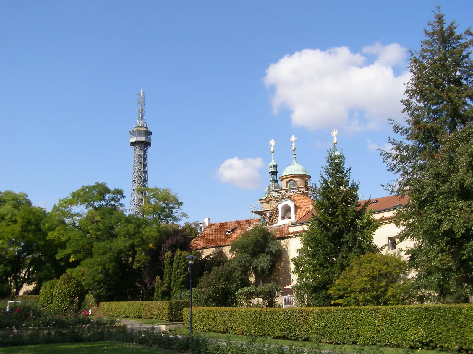 Rozhledna a kostel svatého Vavřince nad zelení petřínských sadů