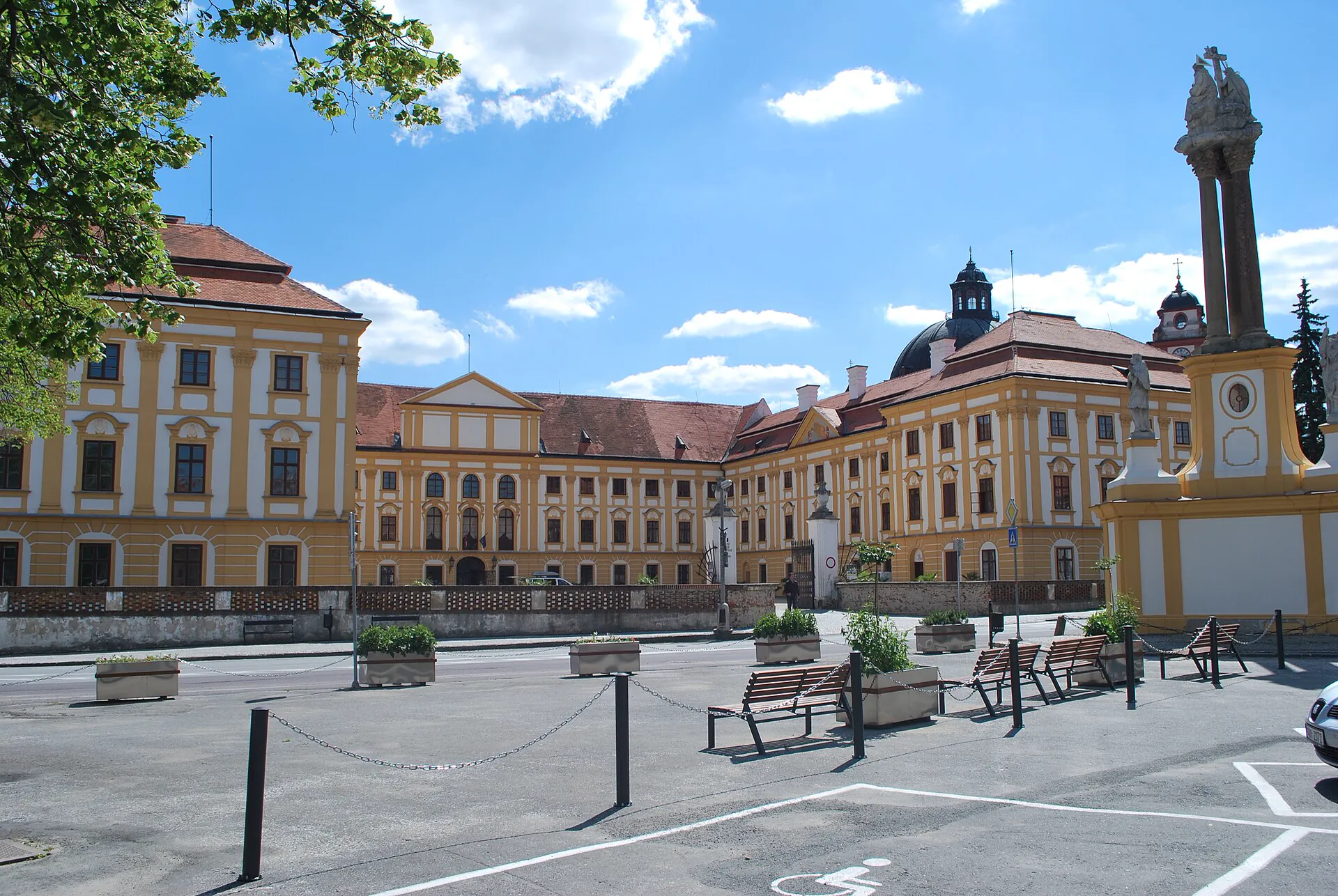 Zámecké náměstí s morovým sloupem před vstupem do zámku