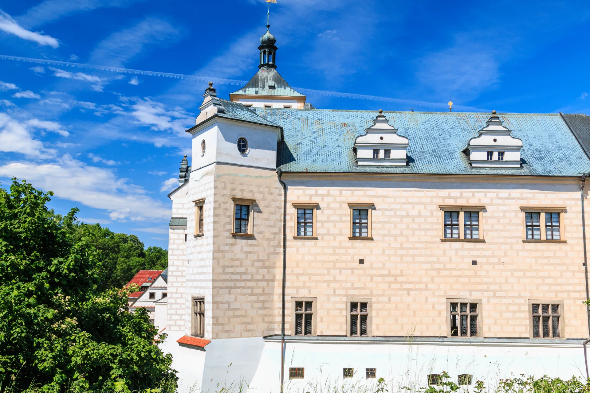 Renesanční průčelí zámku nad valy