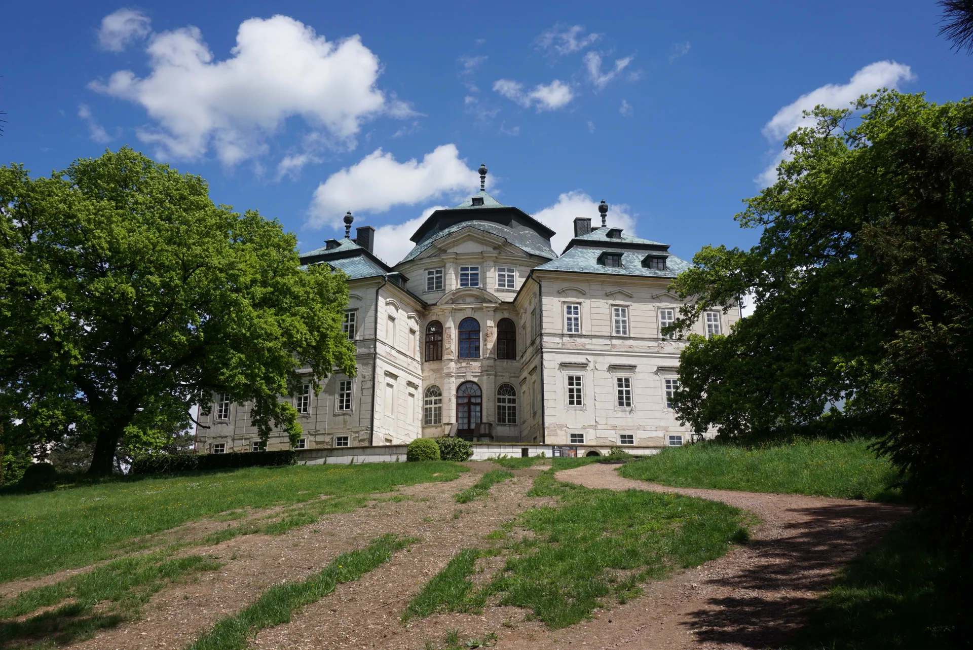 Zámek Karlova Koruna od parku, centrální kupole a tři nárožní křídla