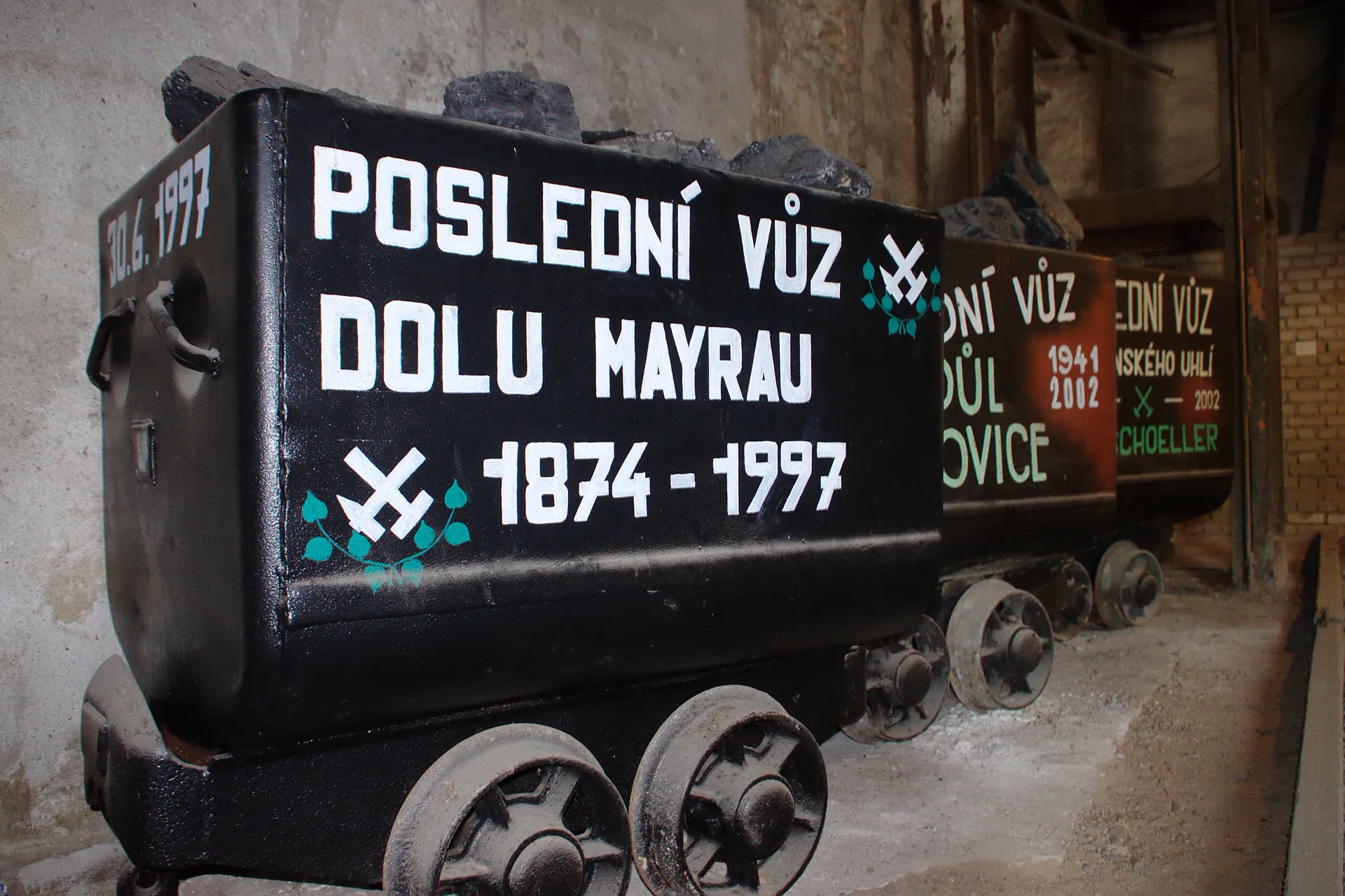 Poslední vozík dolu Mayrau s letopočty 1874 a 1997