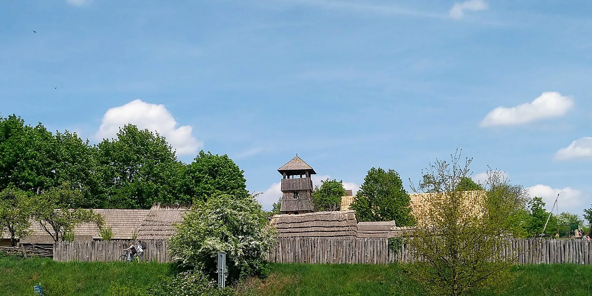 Palisádové opevnění s dřevěnou vyhlídkovou věží
