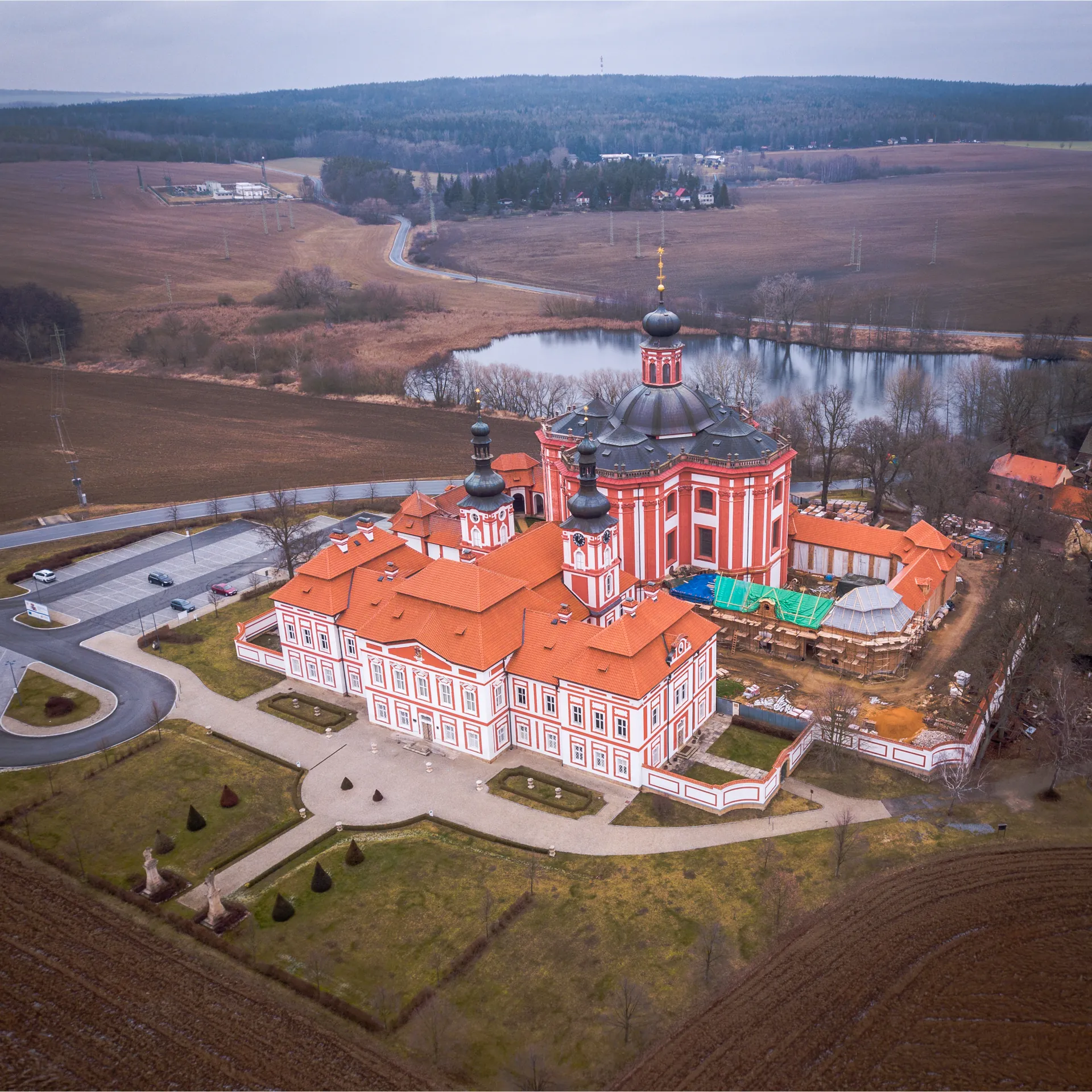 Barokní areál s kopulí kostela a ambity z výšky