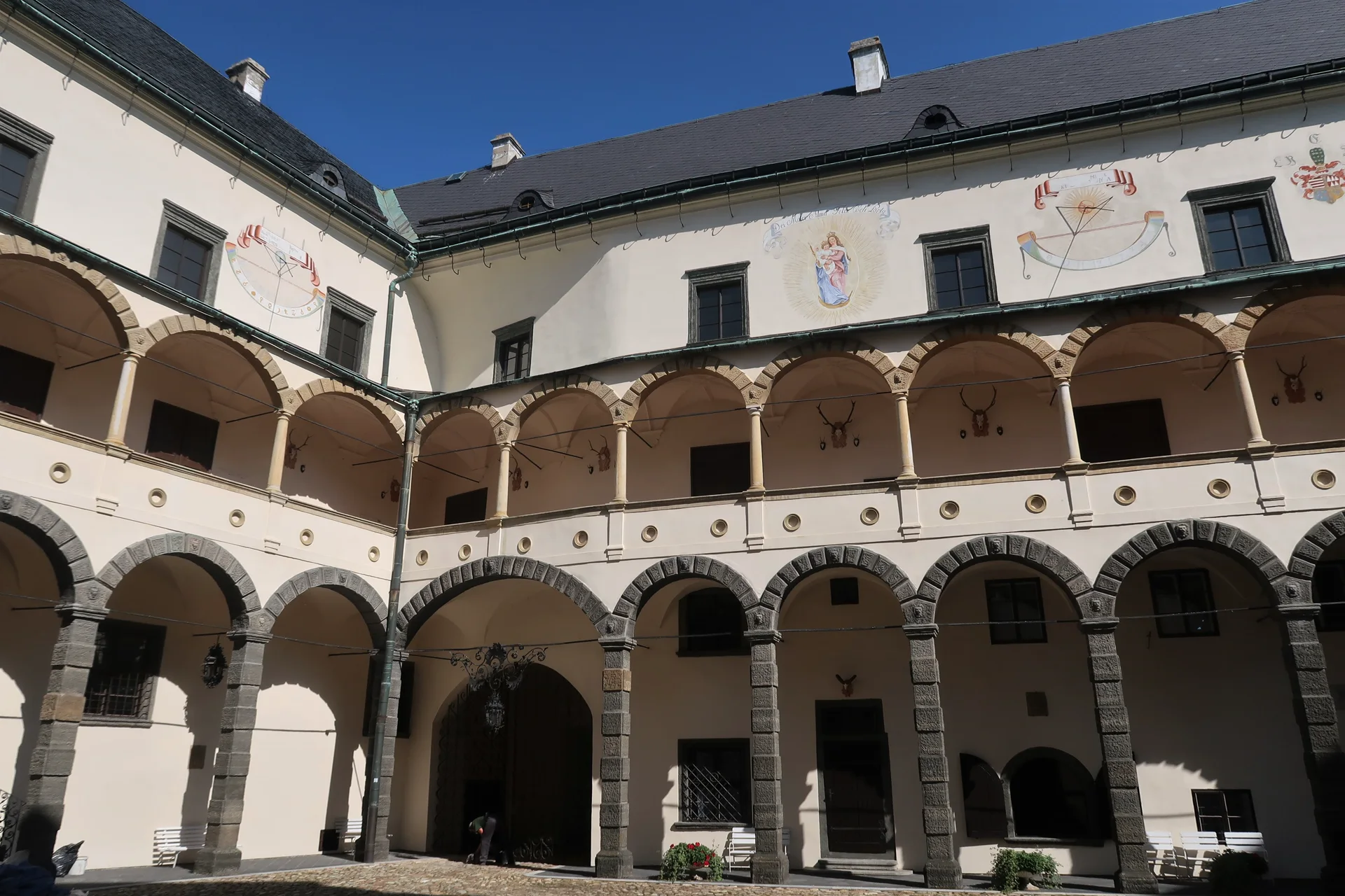 Renesanční arkádové nádvoří bruntálského zámku s malovanými erby