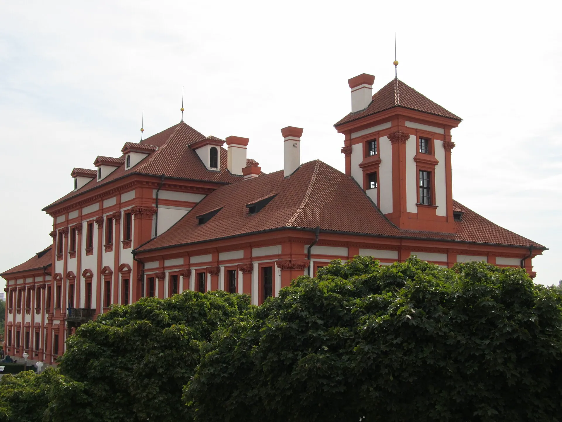 Detail červenobílého barokního průčelí zámku